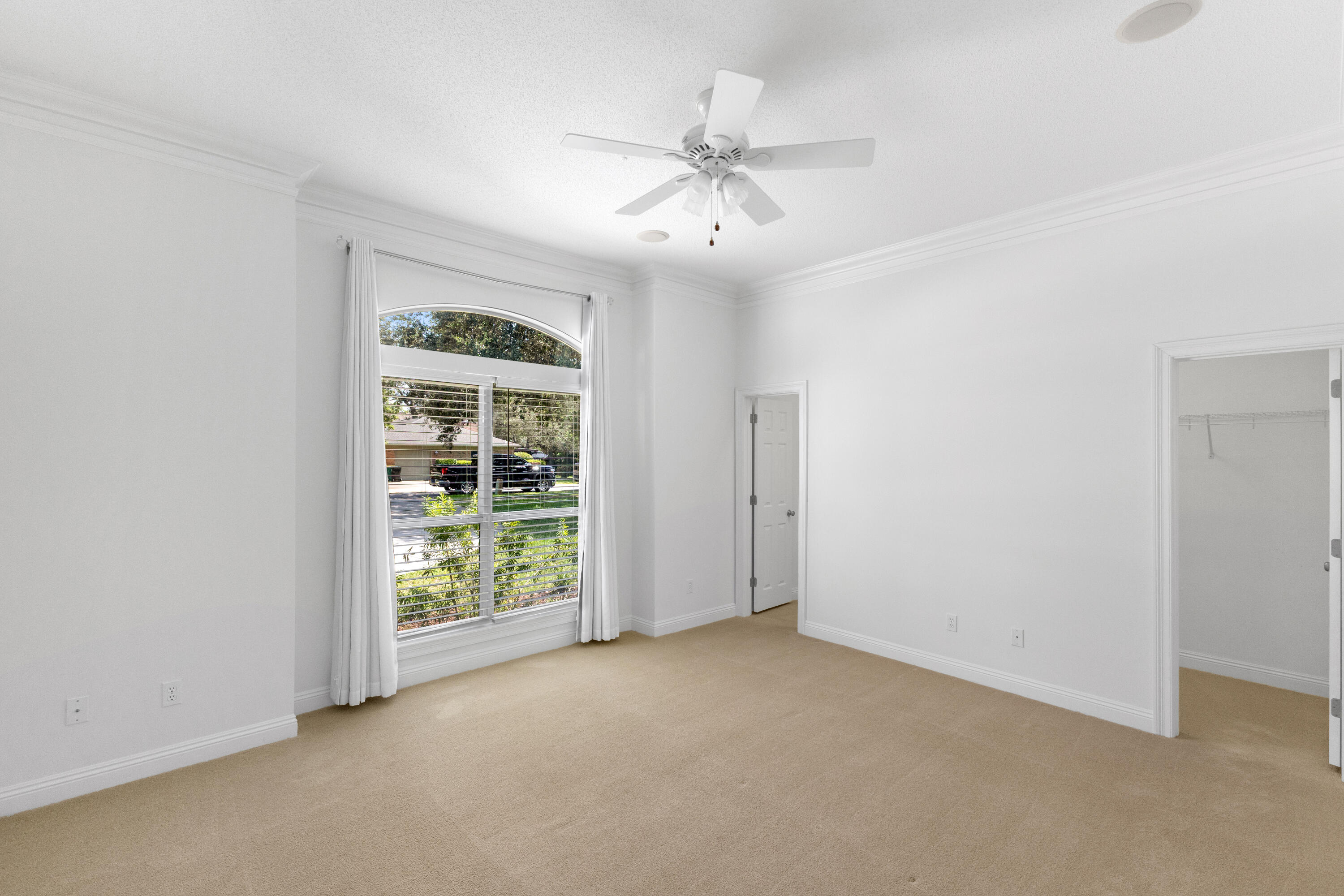 121 W Country Club Drive