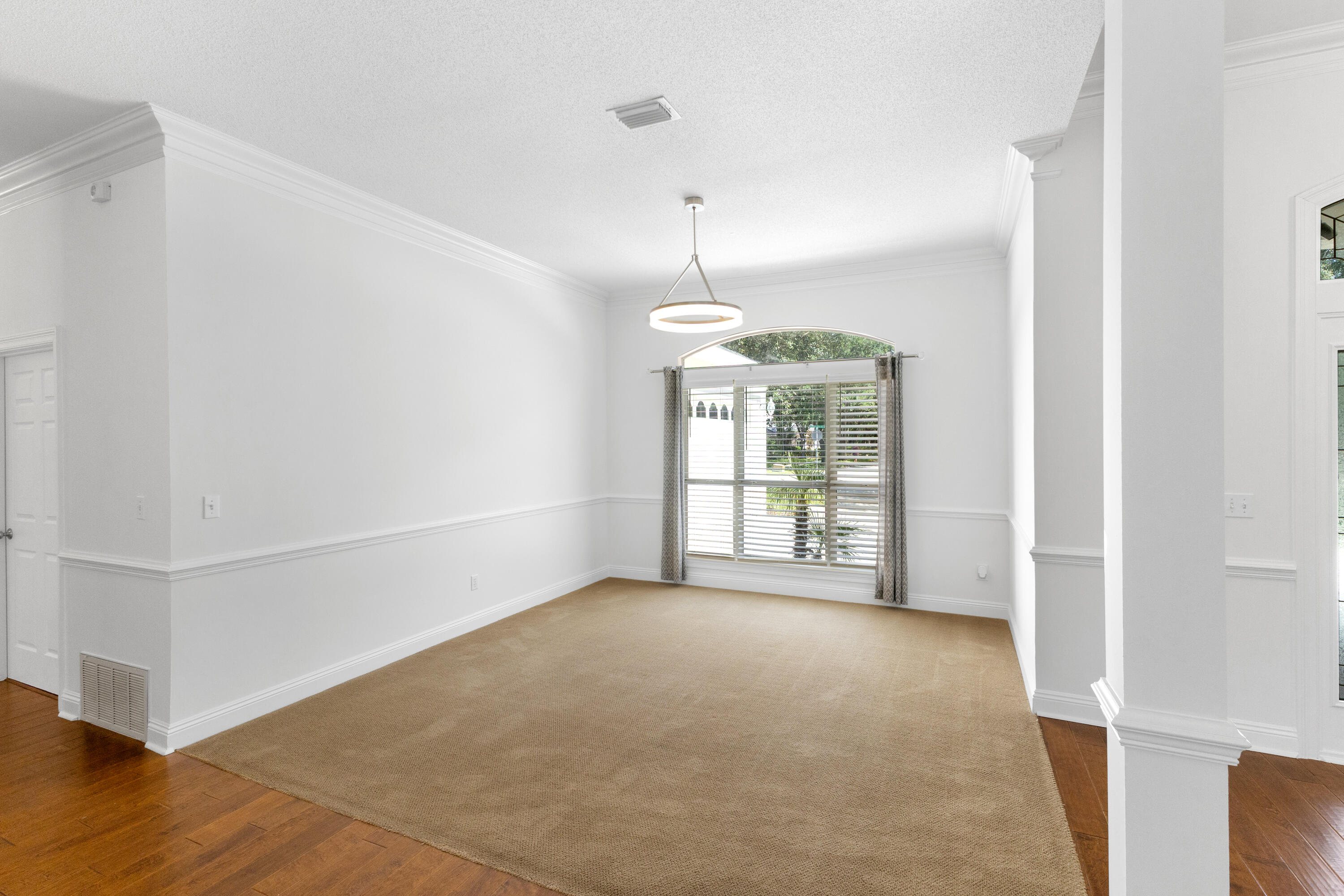 121 W Country Club Drive