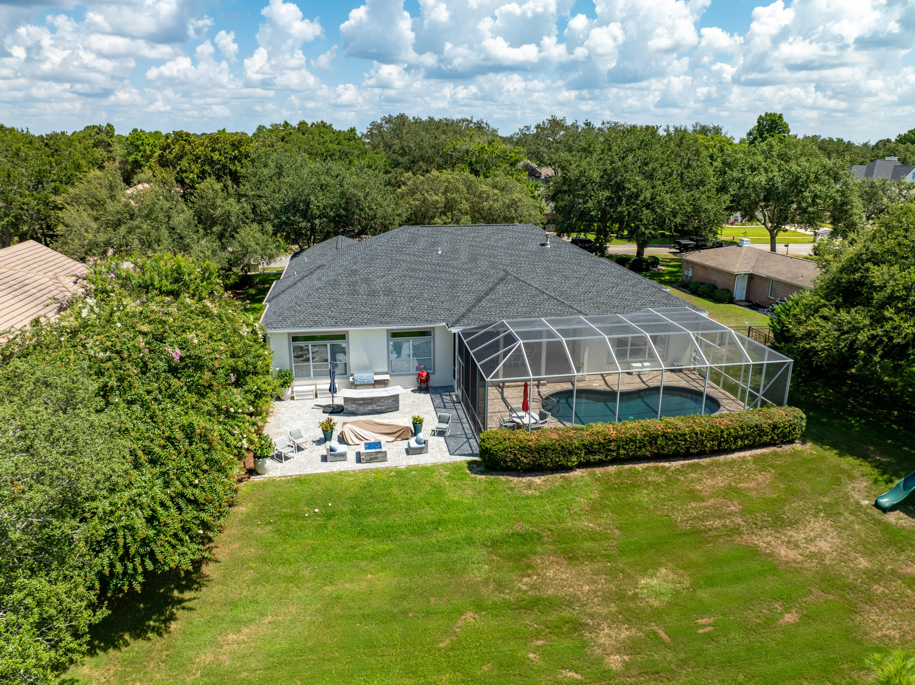 121 W Country Club Drive