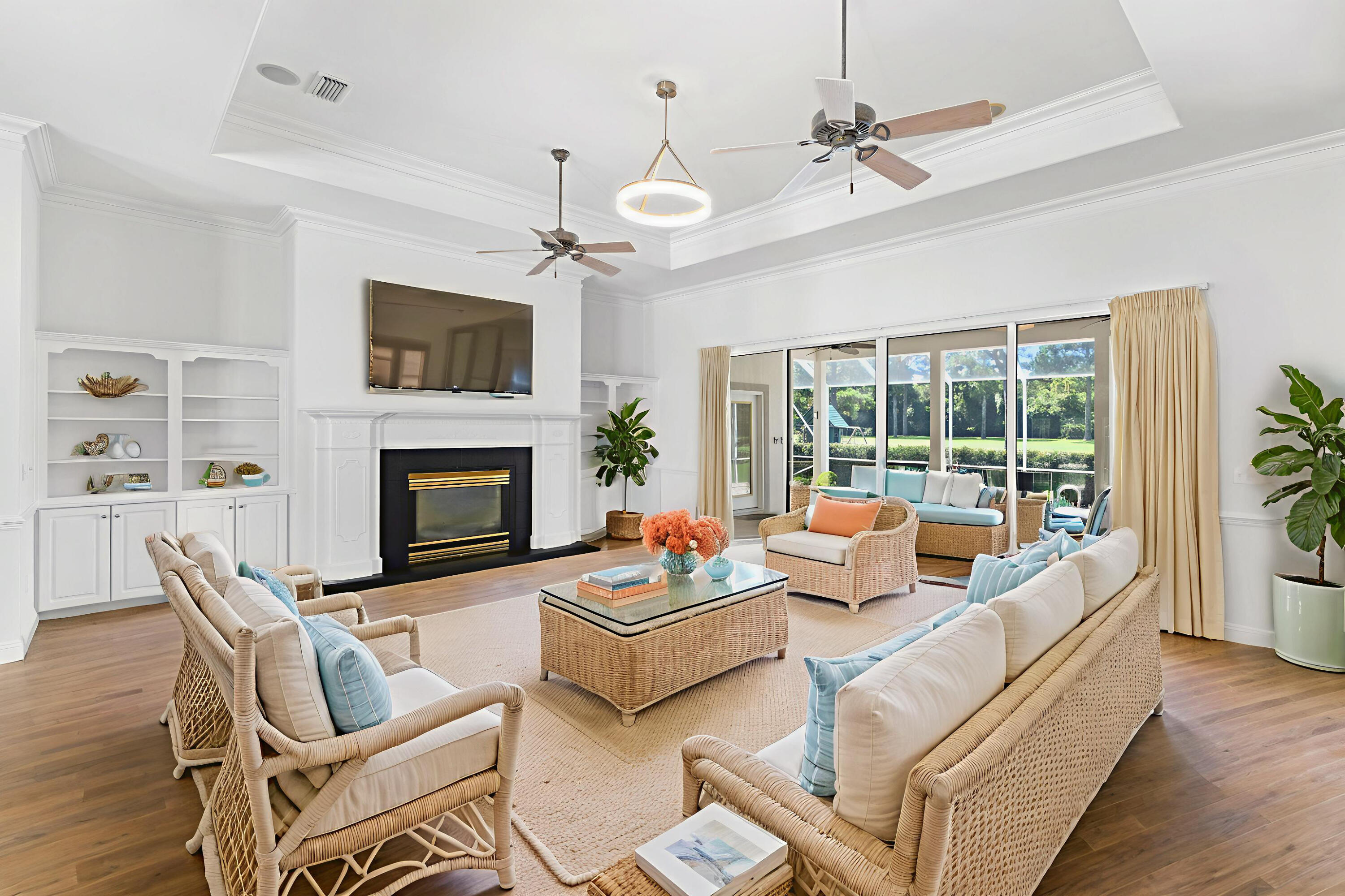 121 W Country Club Drive