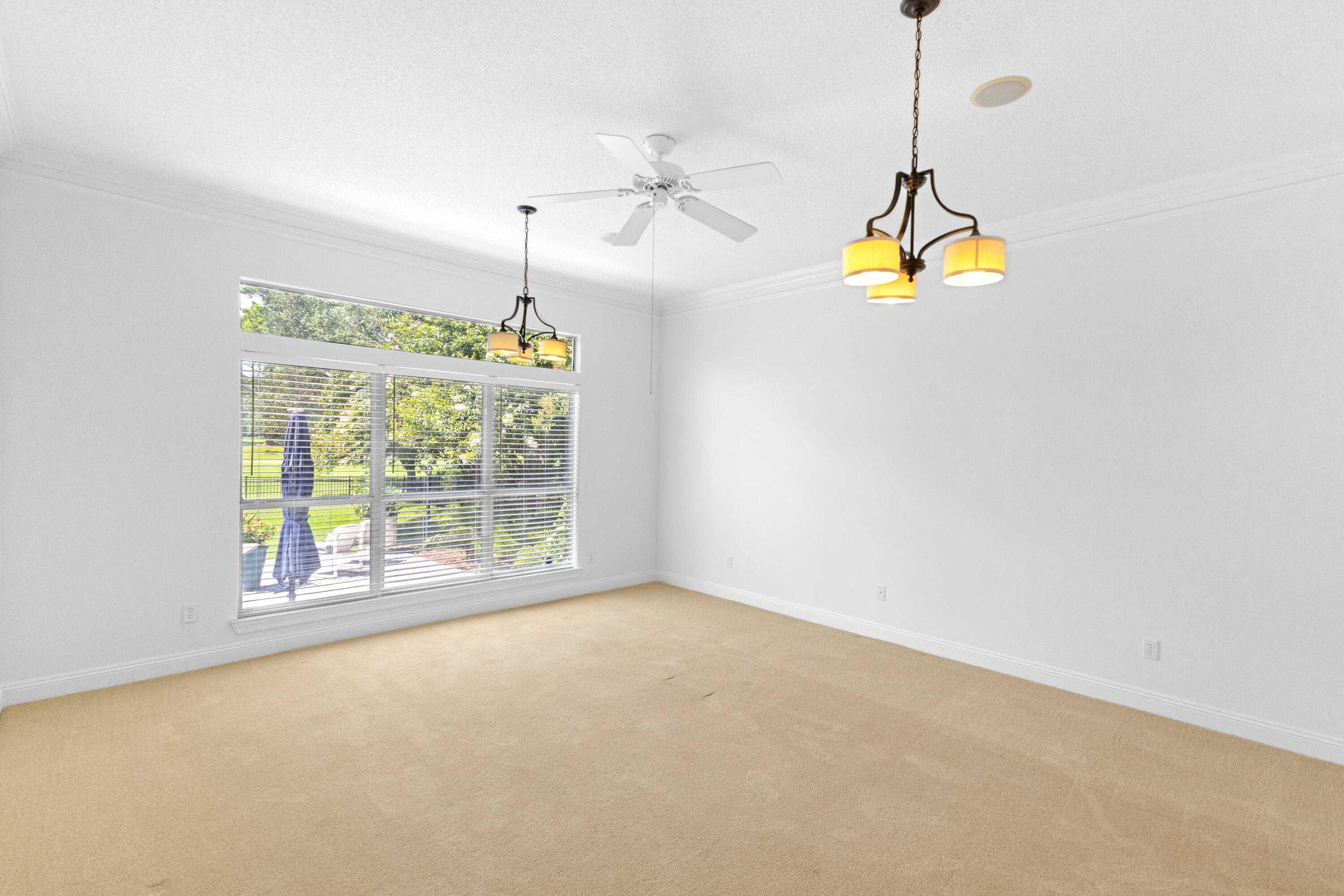 121 W Country Club Drive