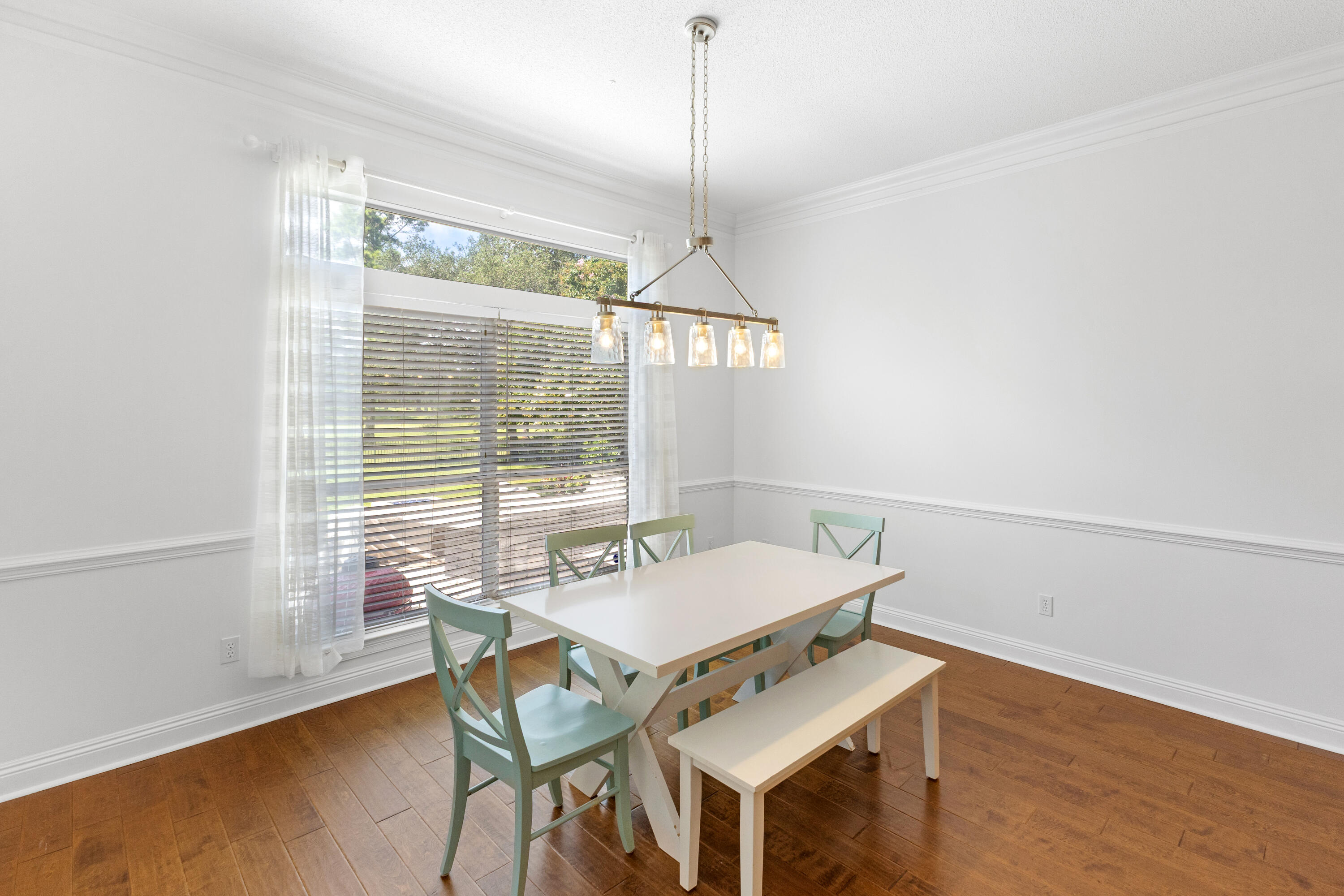 121 W Country Club Drive