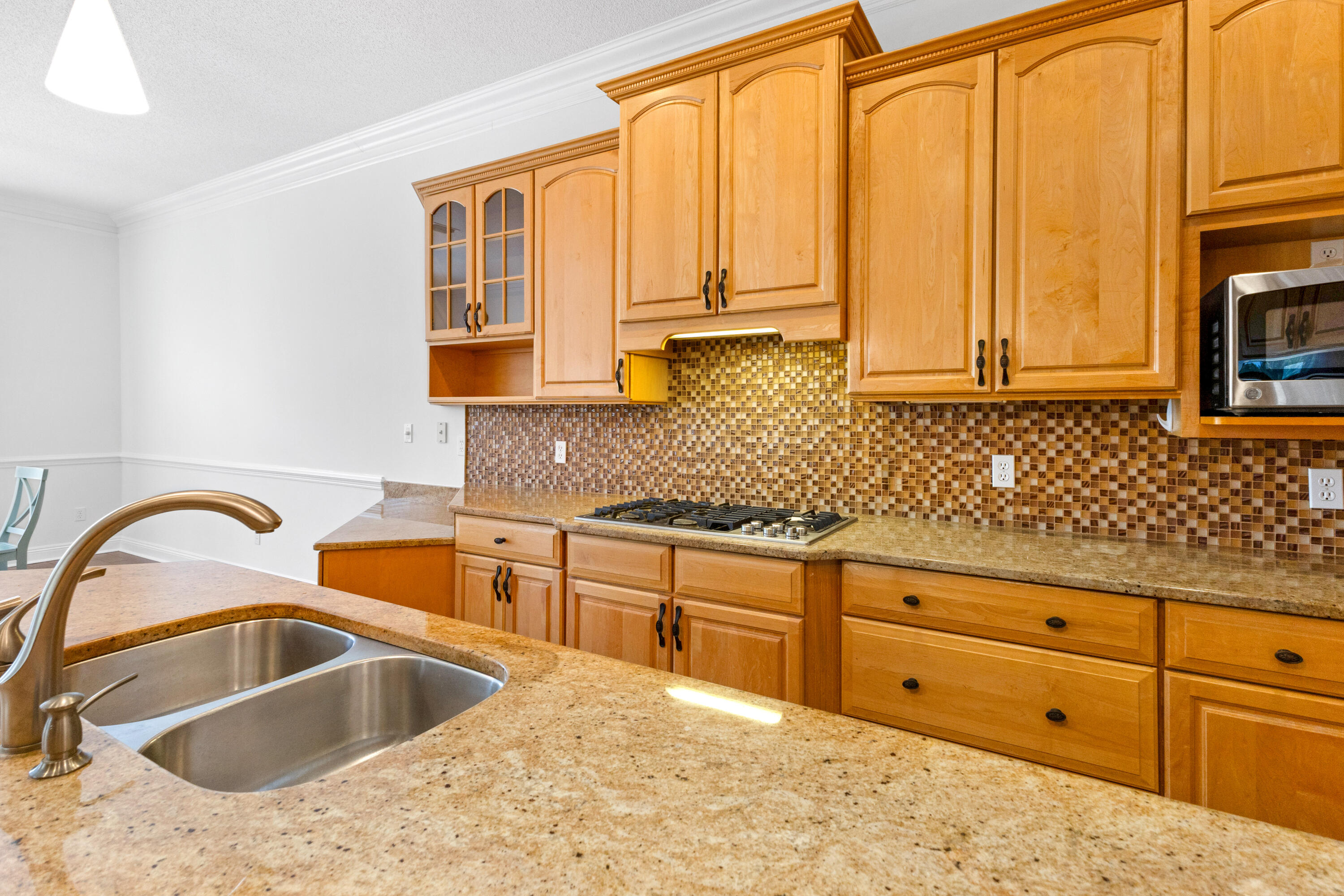 121 W Country Club Drive