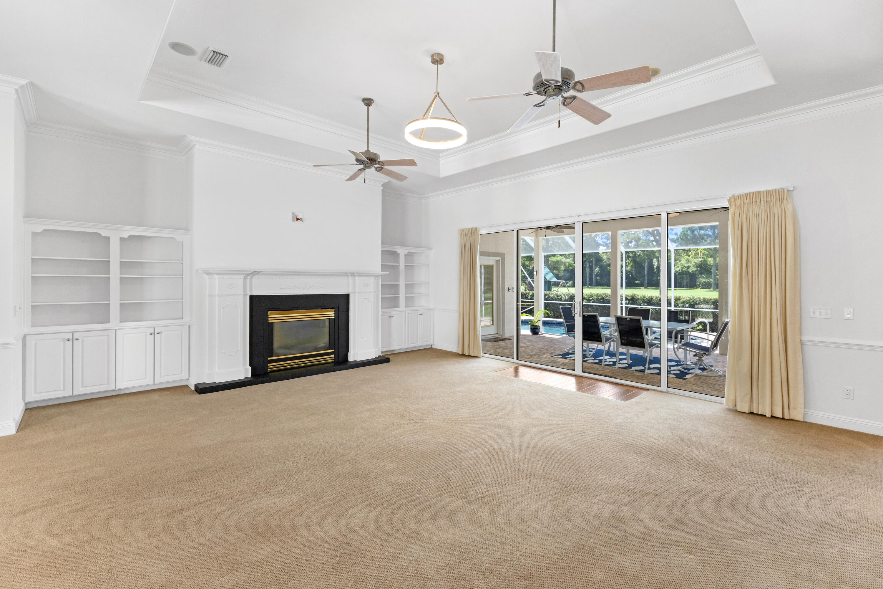 121 W Country Club Drive