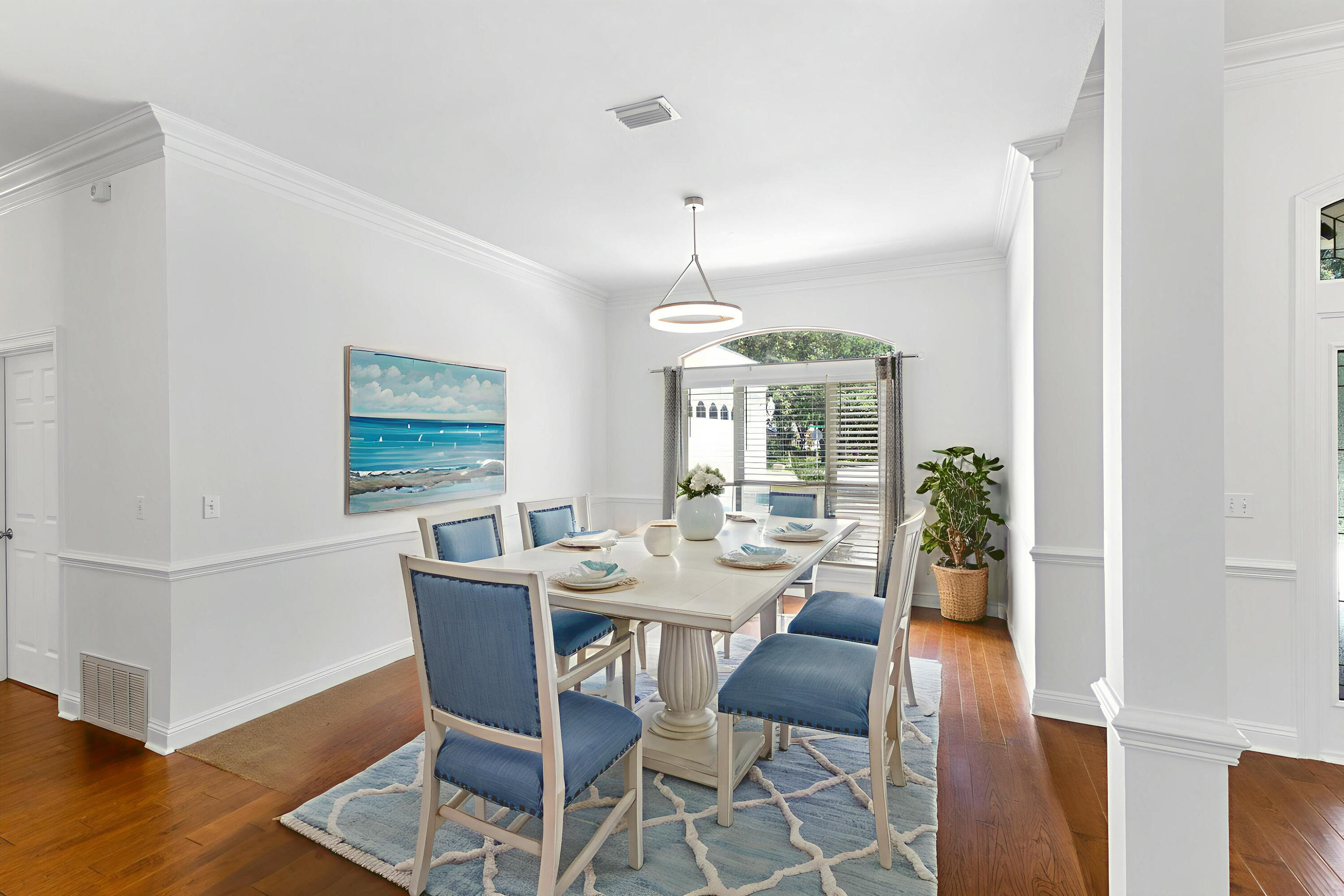 121 W Country Club Drive