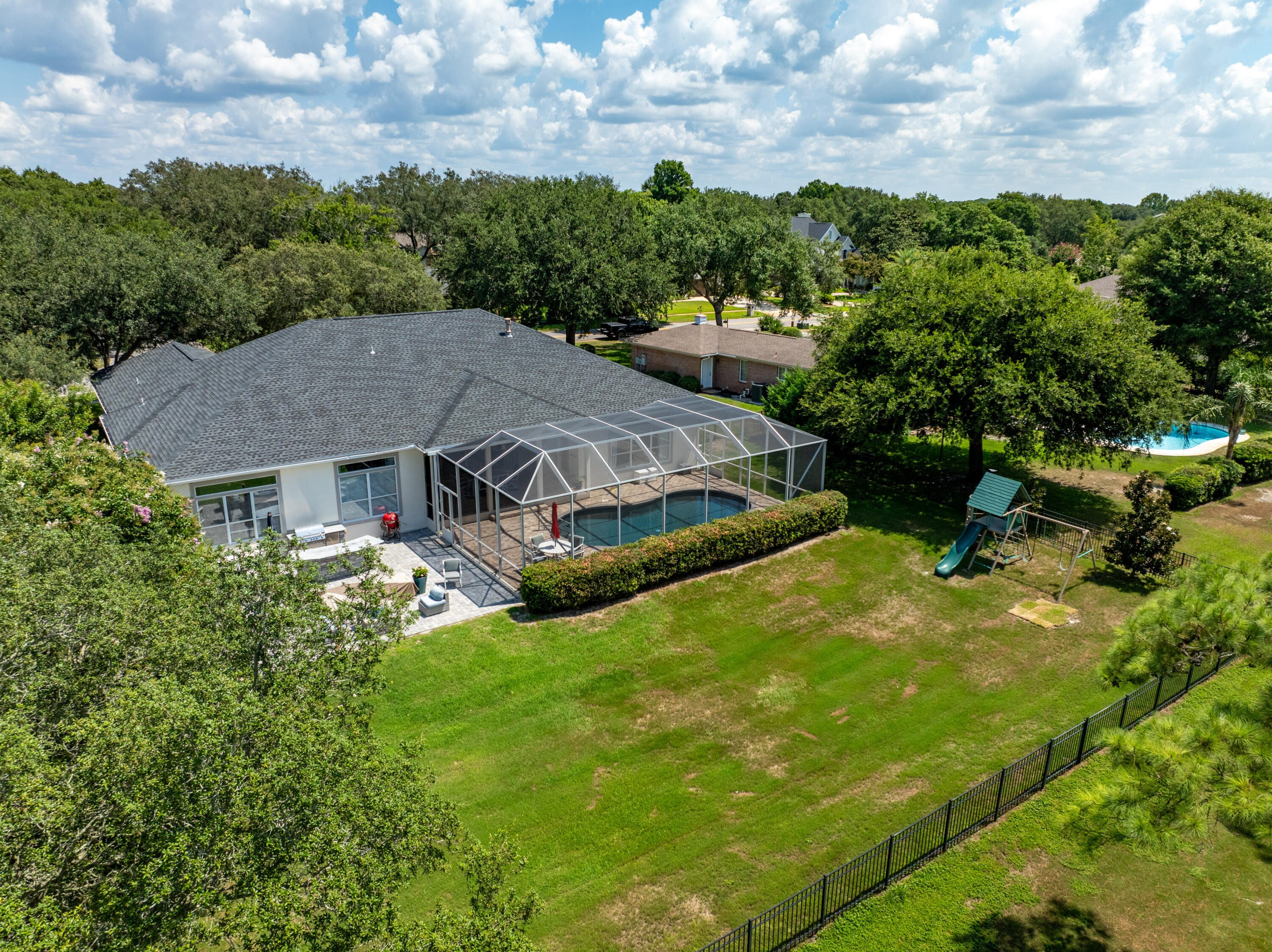 121 W Country Club Drive