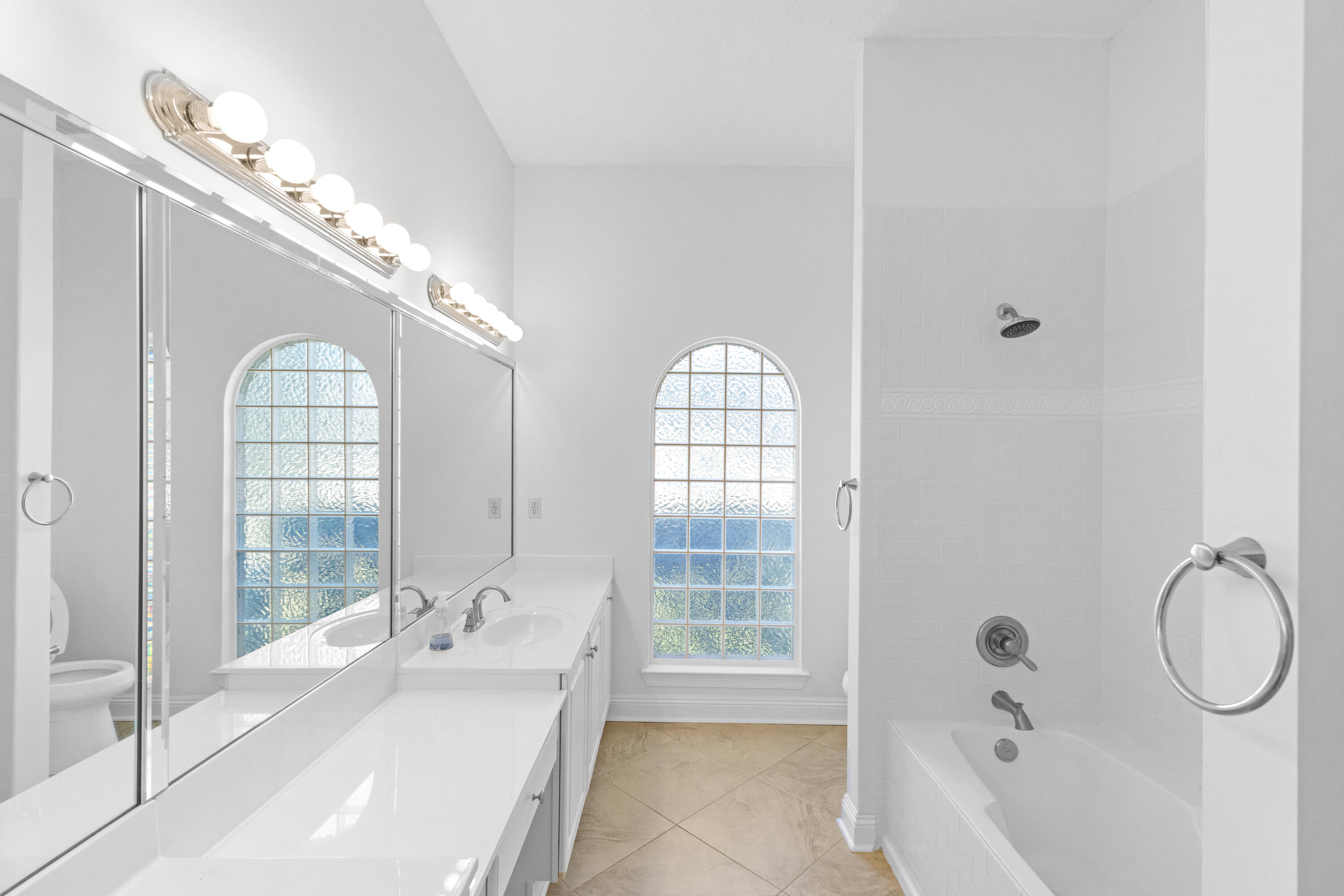 121 W Country Club Drive