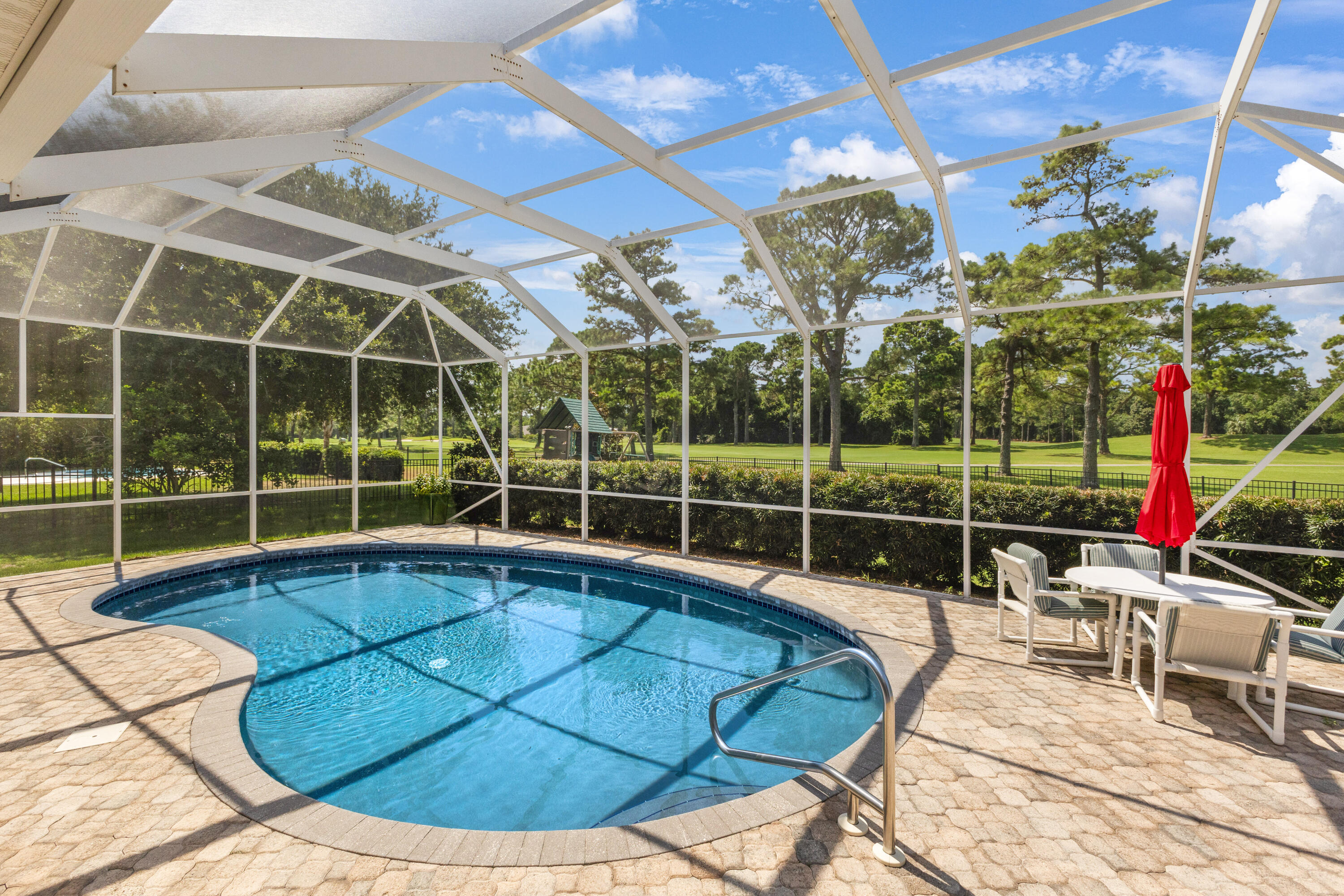 121 W Country Club Drive