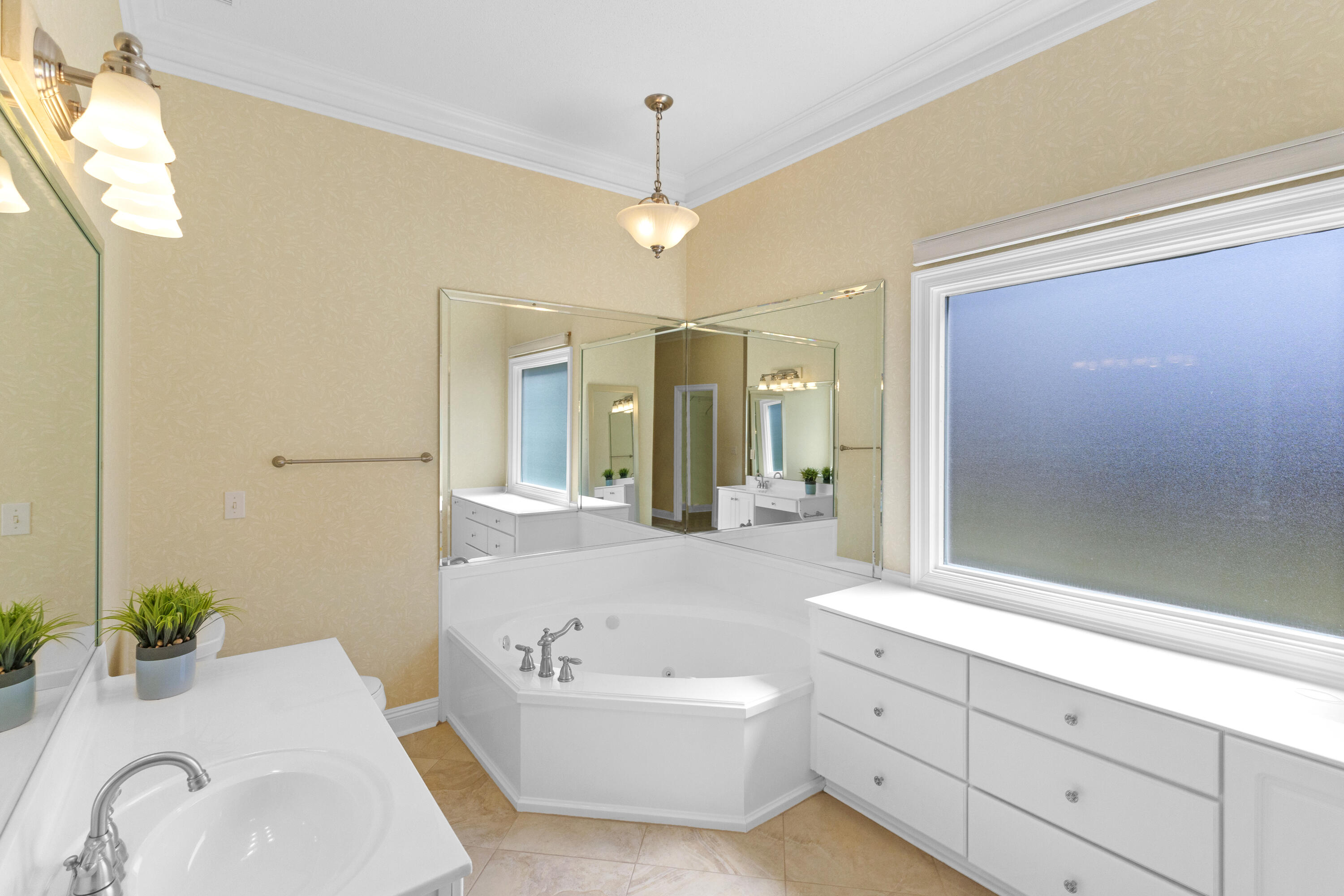 121 W Country Club Drive