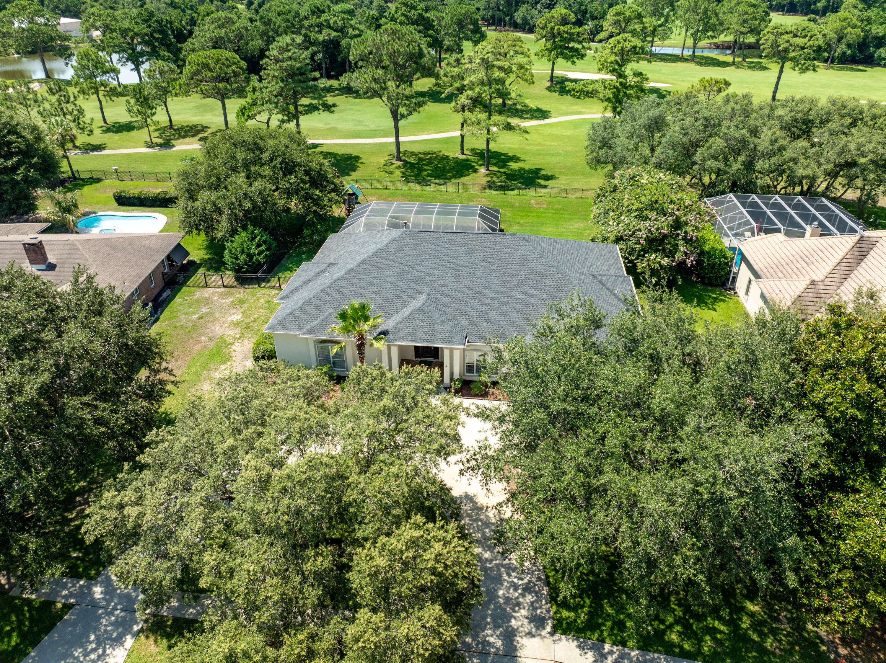 121 W Country Club Drive