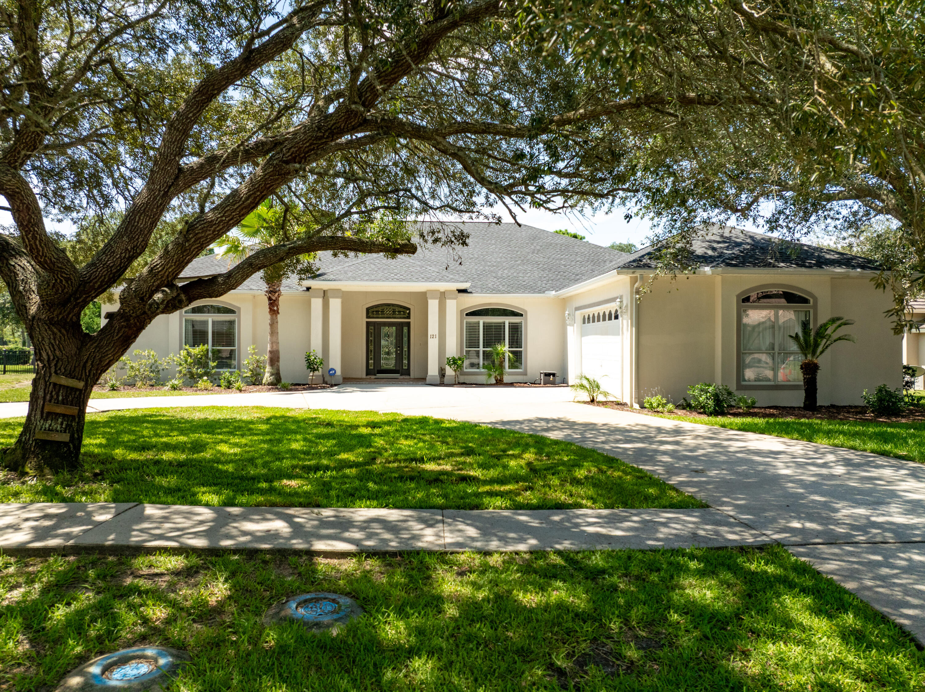 121 W Country Club Drive