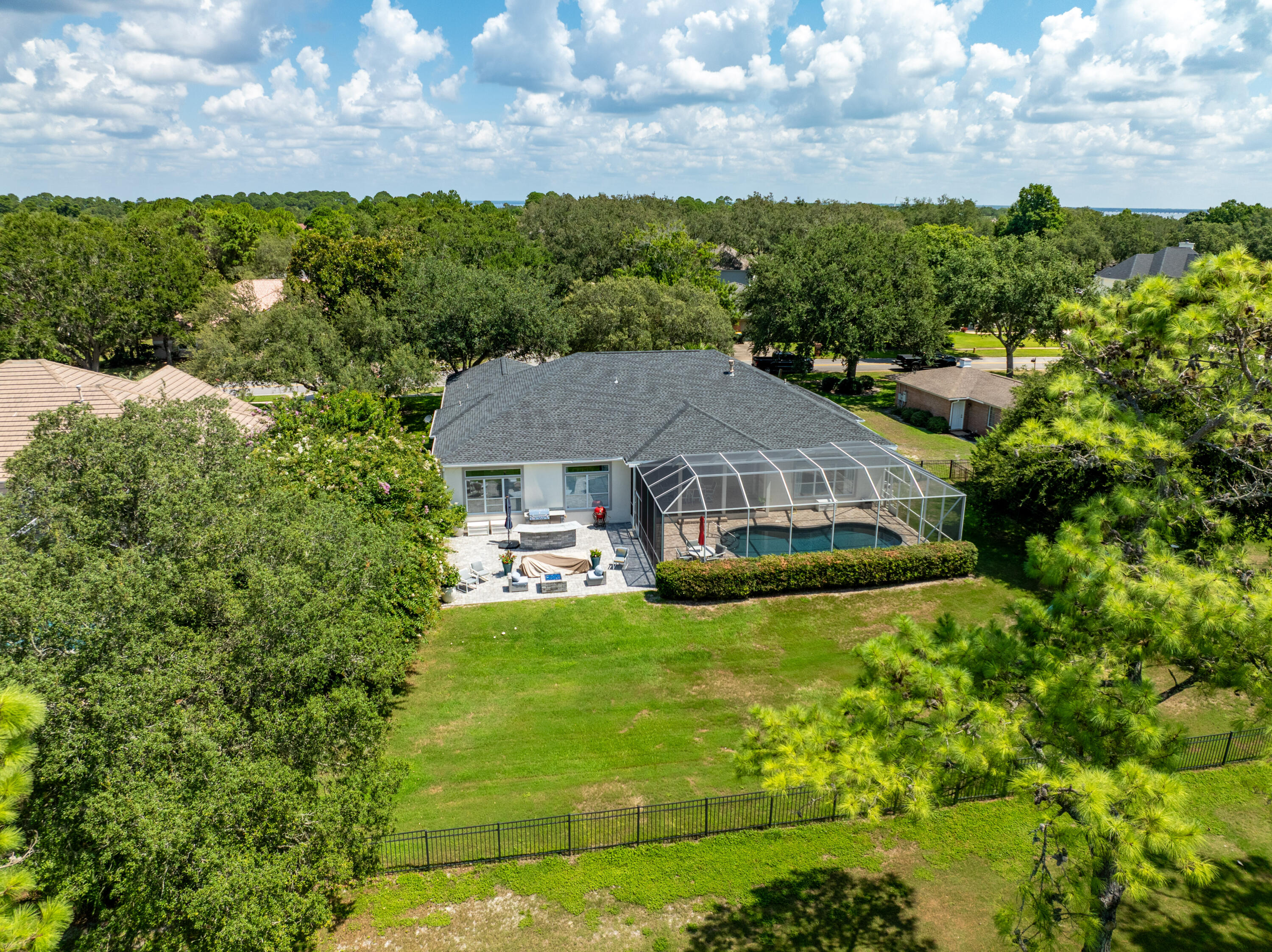 121 W Country Club Drive