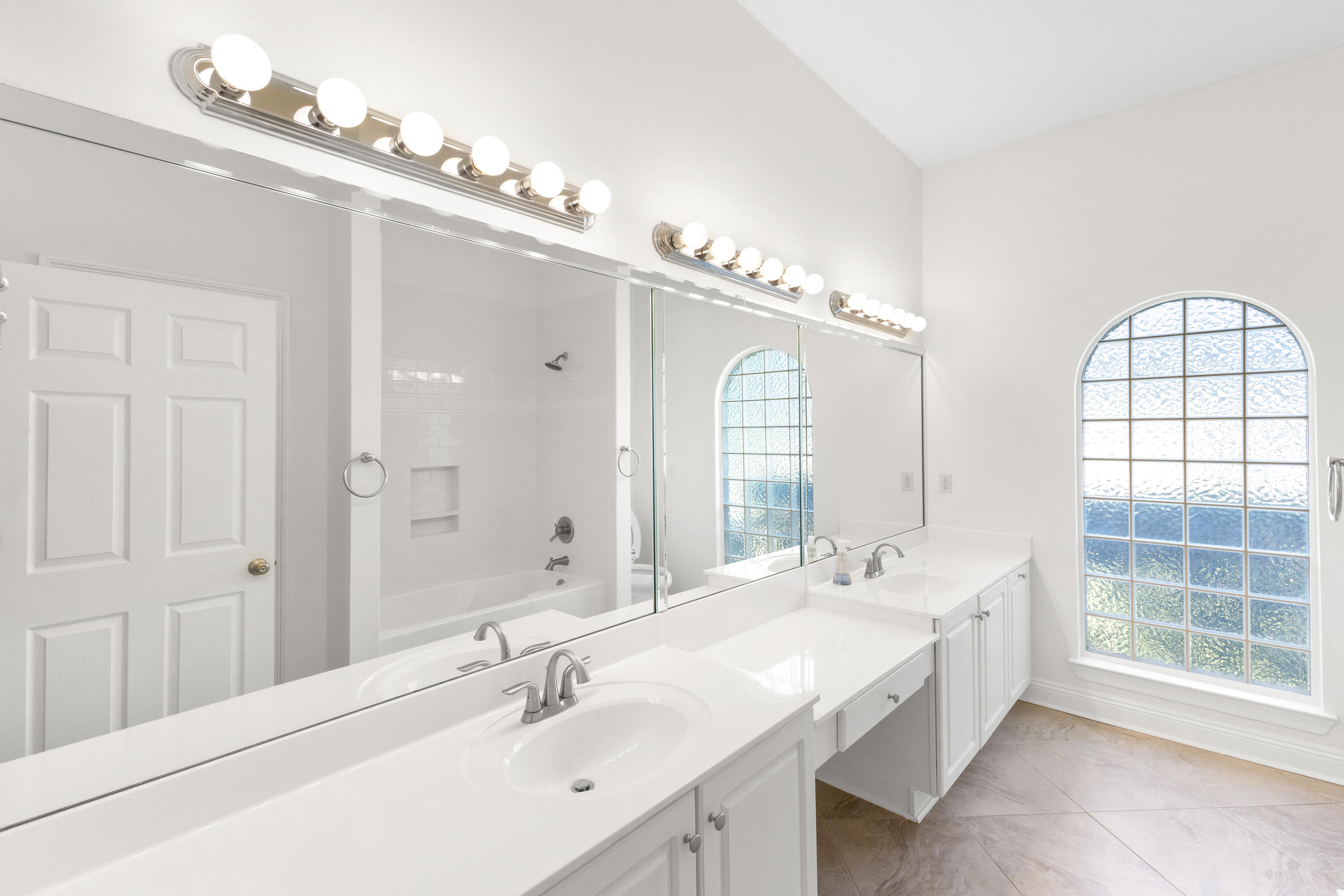 121 W Country Club Drive