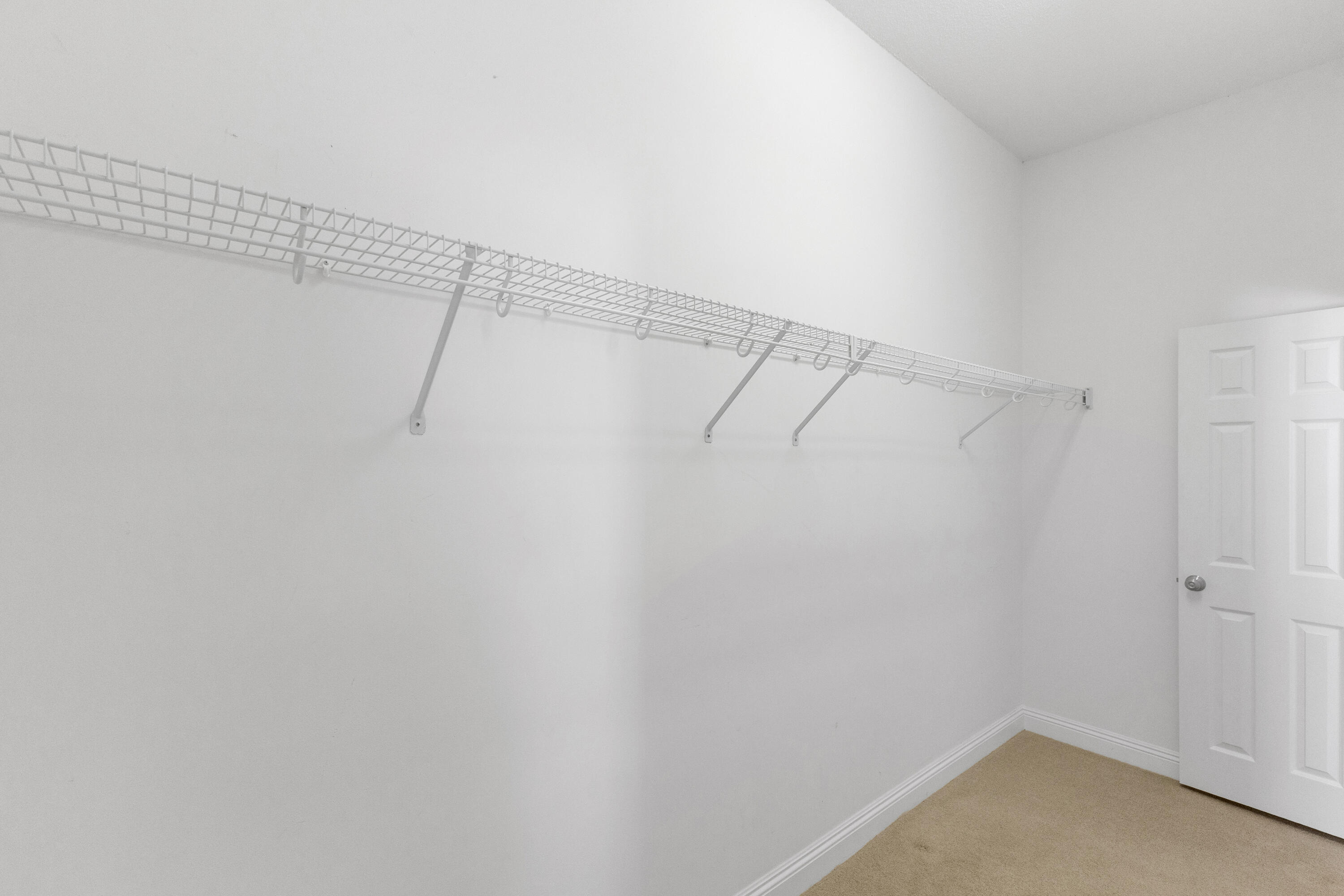 121 W Country Club Drive