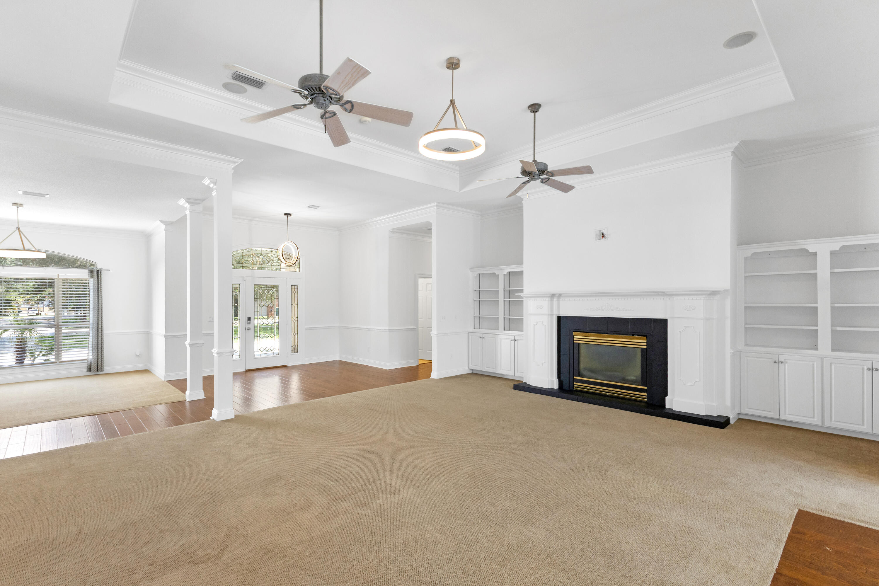 121 W Country Club Drive