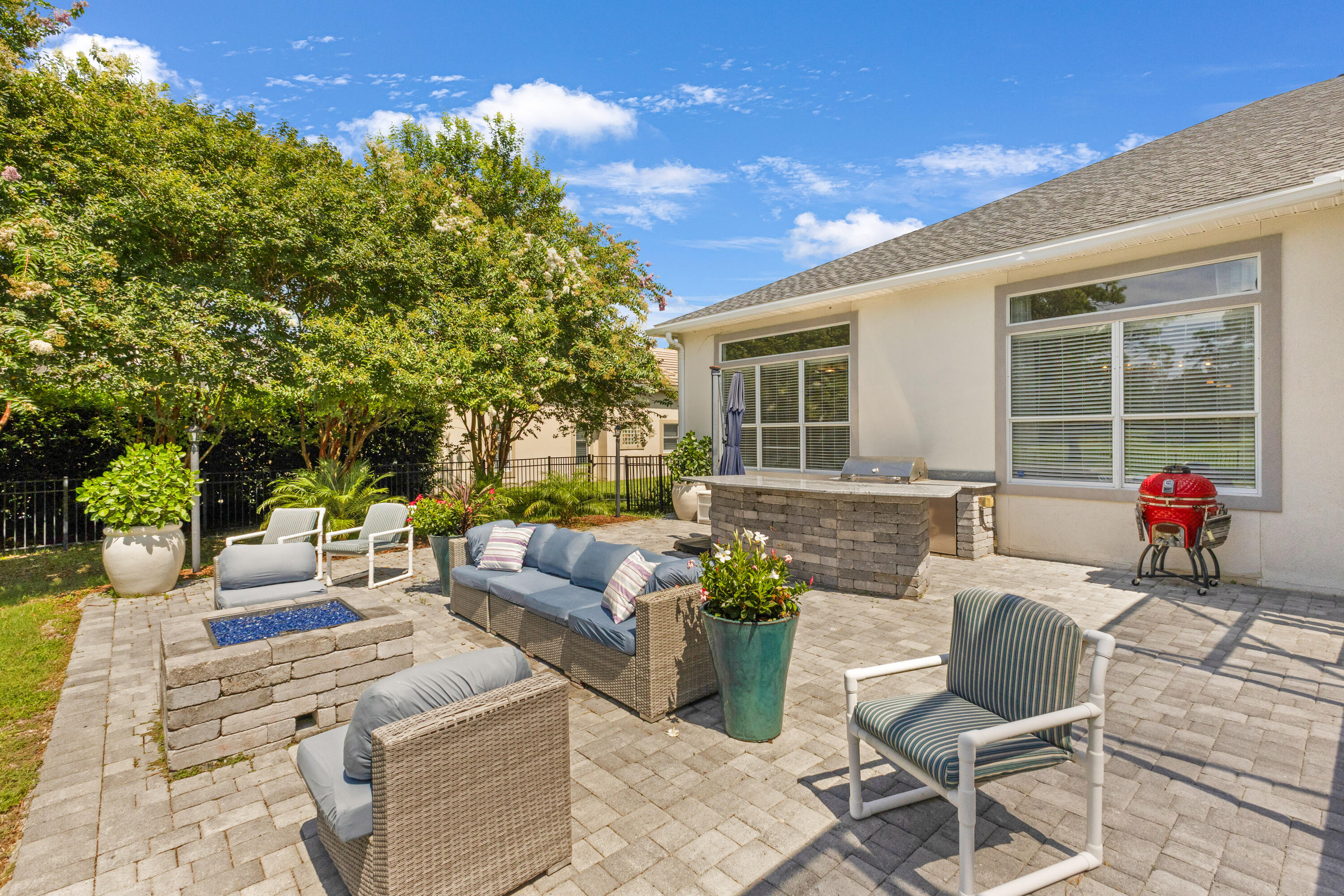 121 W Country Club Drive