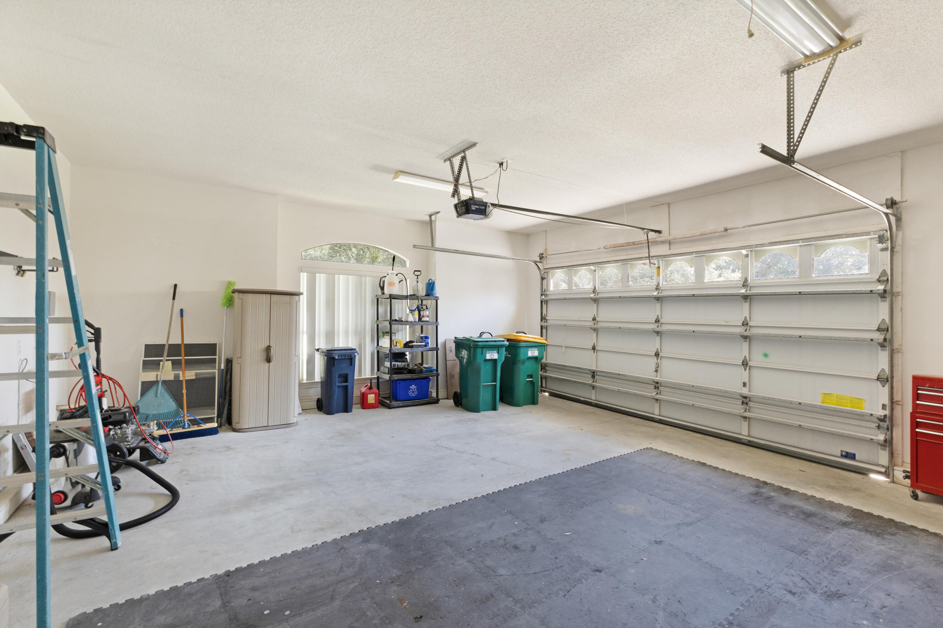 121 W Country Club Drive