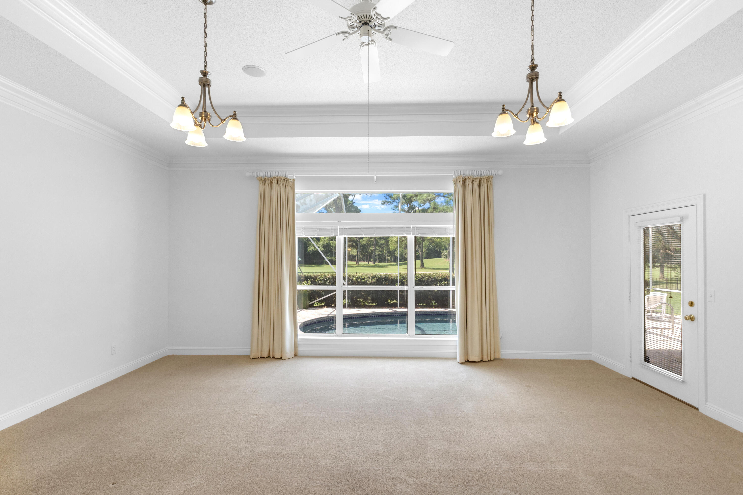 121 W Country Club Drive