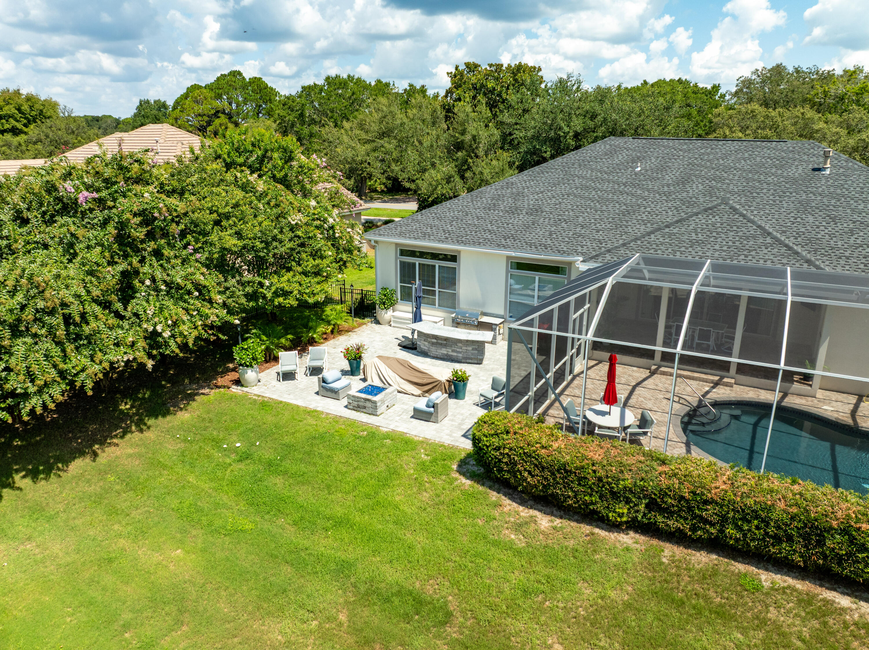 121 W Country Club Drive