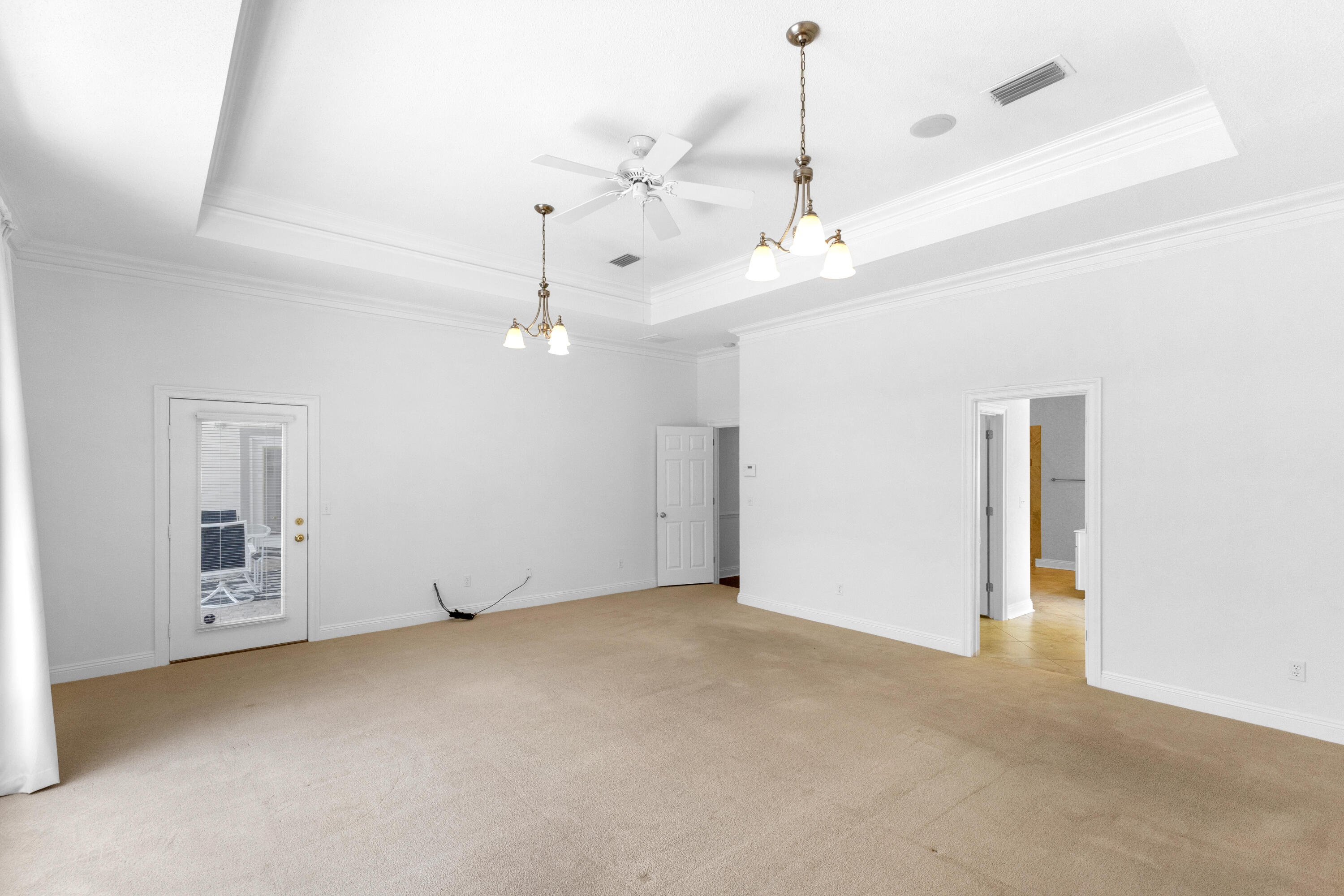 121 W Country Club Drive