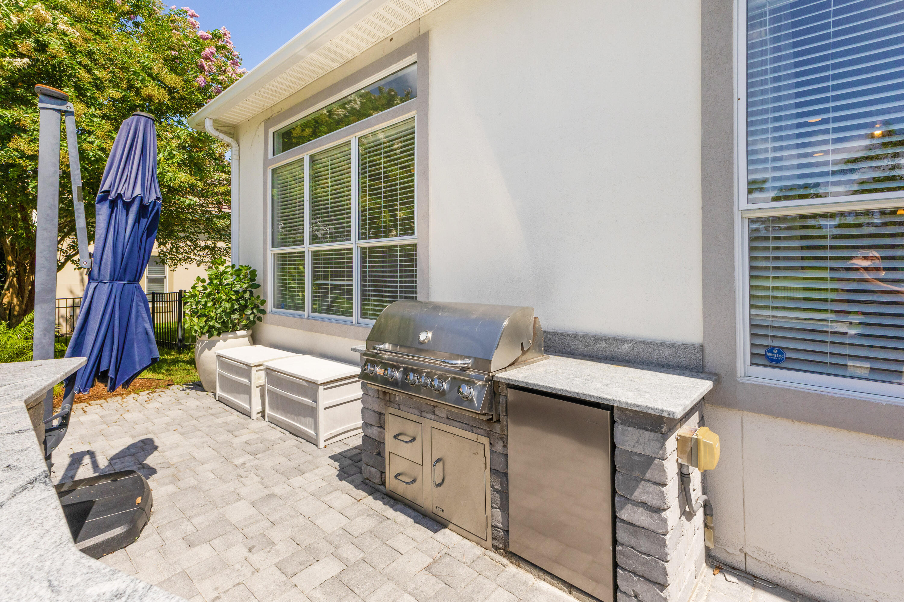 121 W Country Club Drive