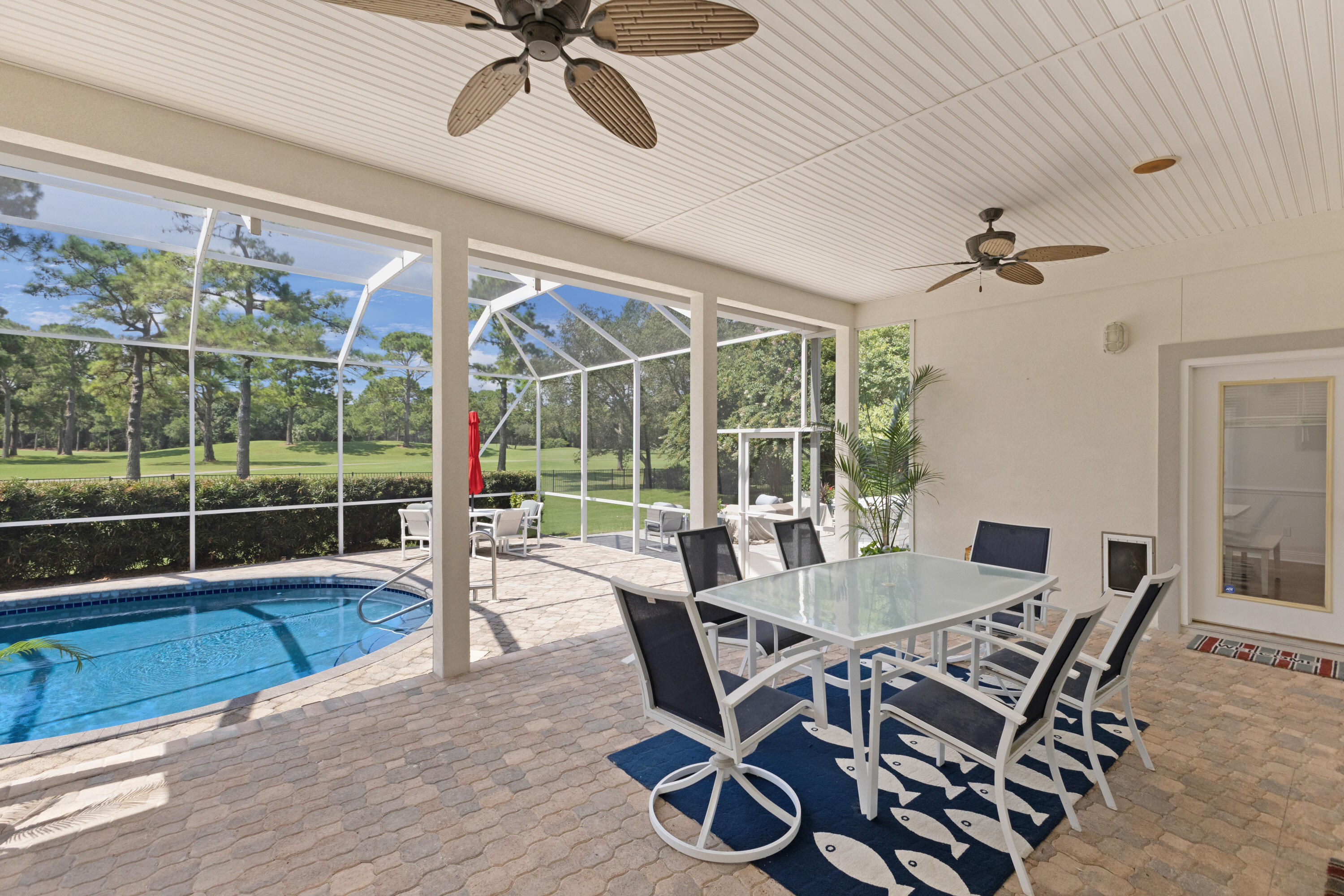 121 W Country Club Drive