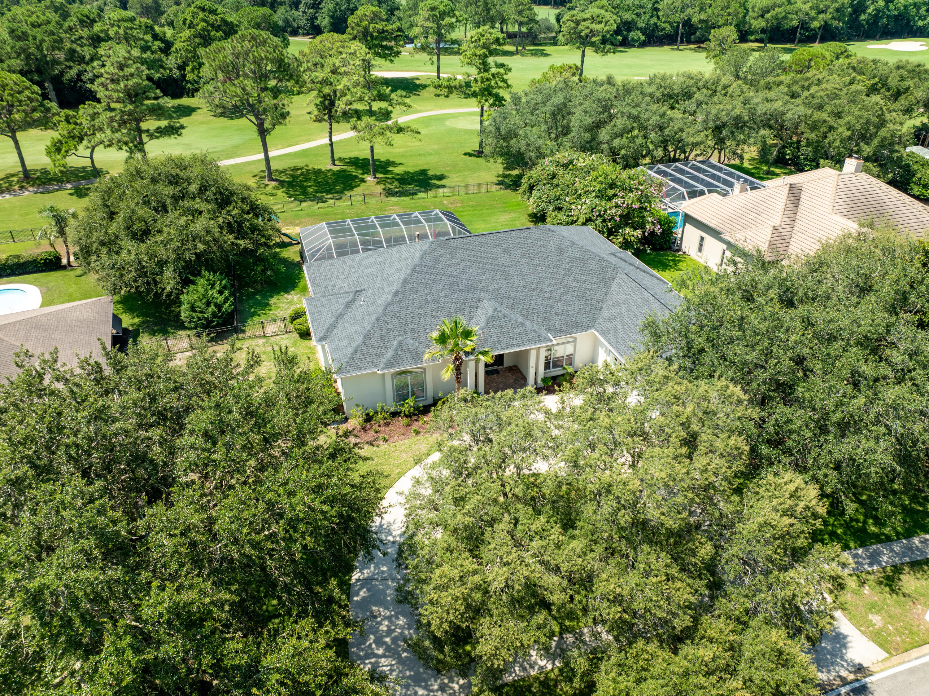 121 W Country Club Drive