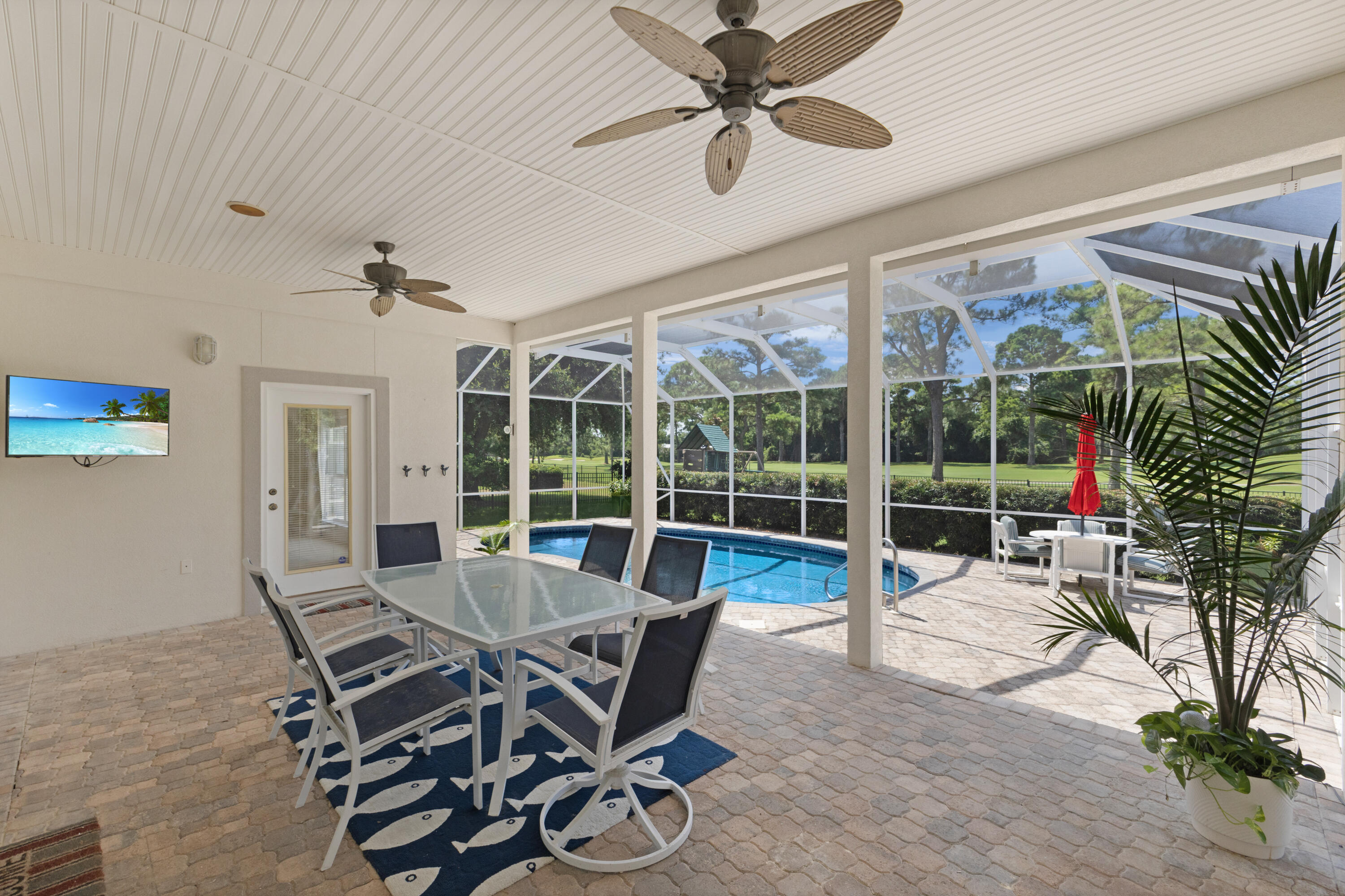 121 W Country Club Drive