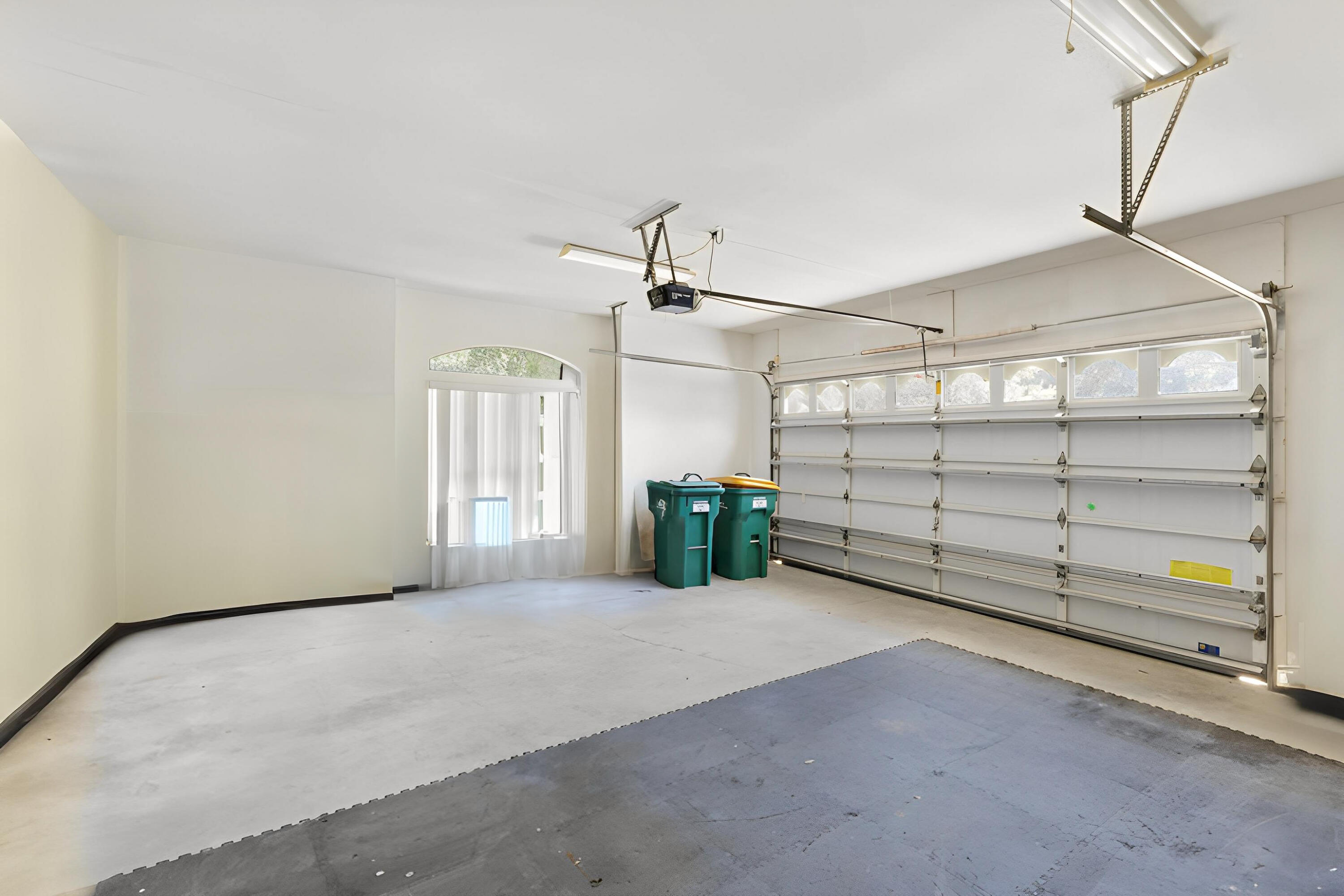 121 W Country Club Drive