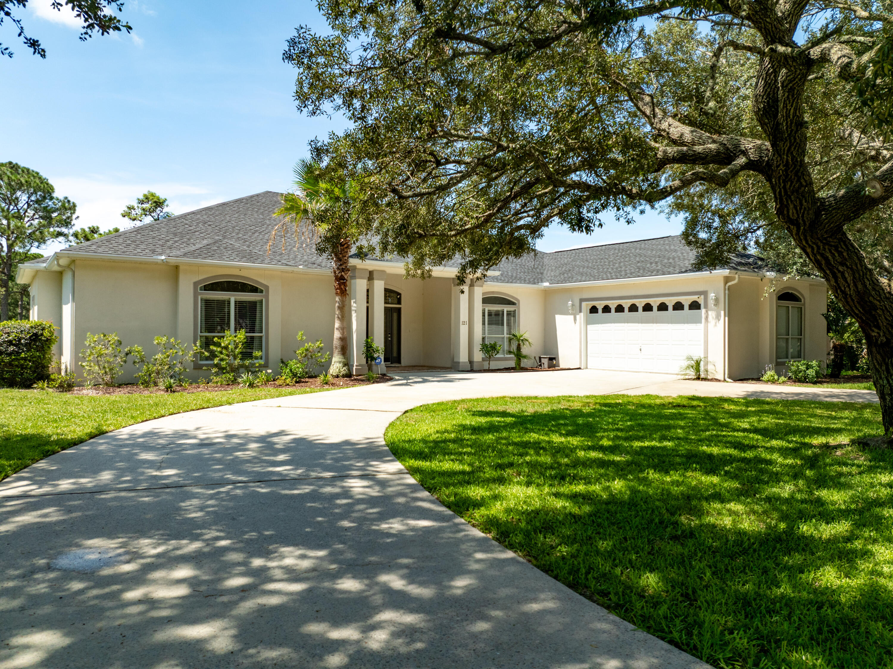 121 W Country Club Drive