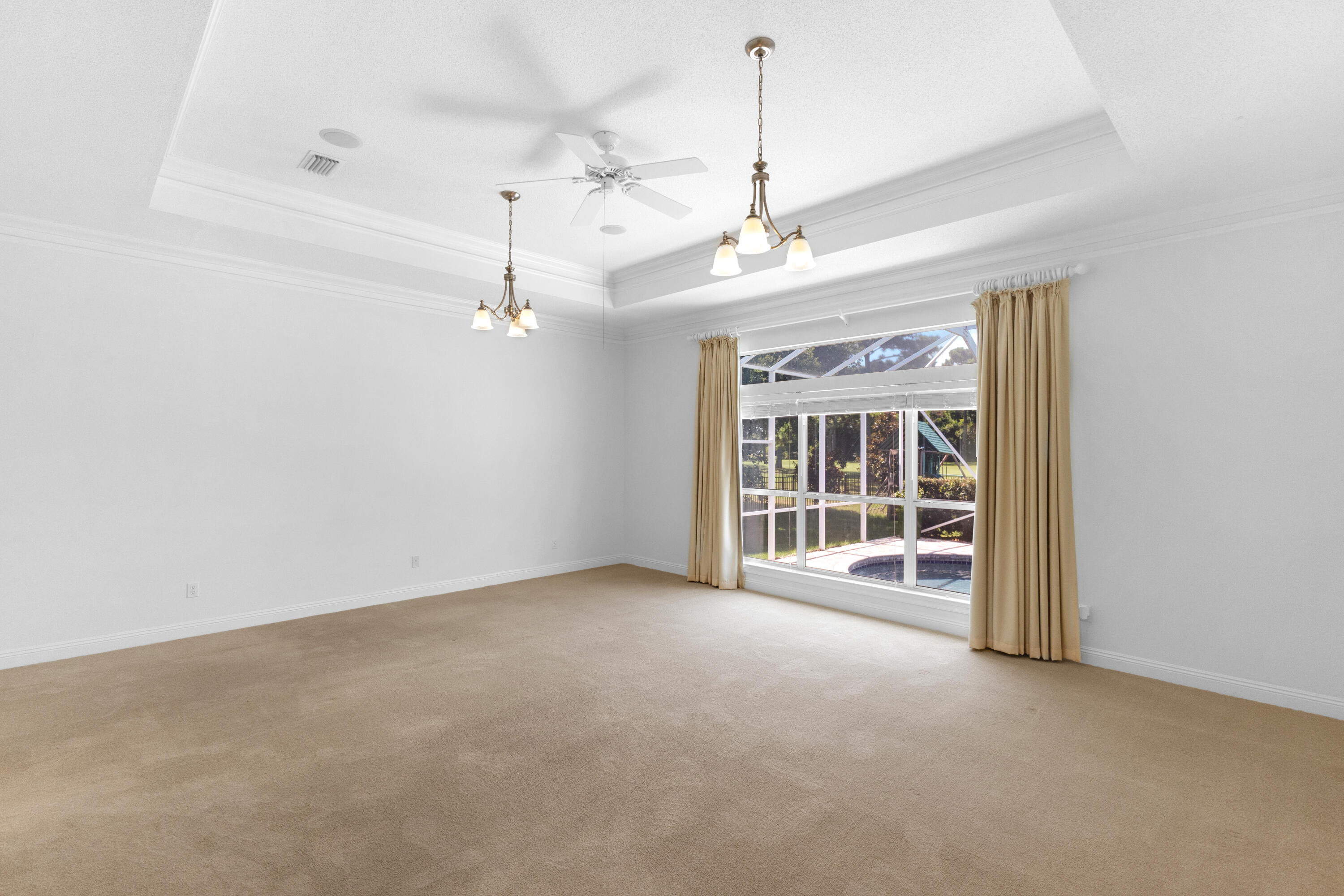 121 W Country Club Drive