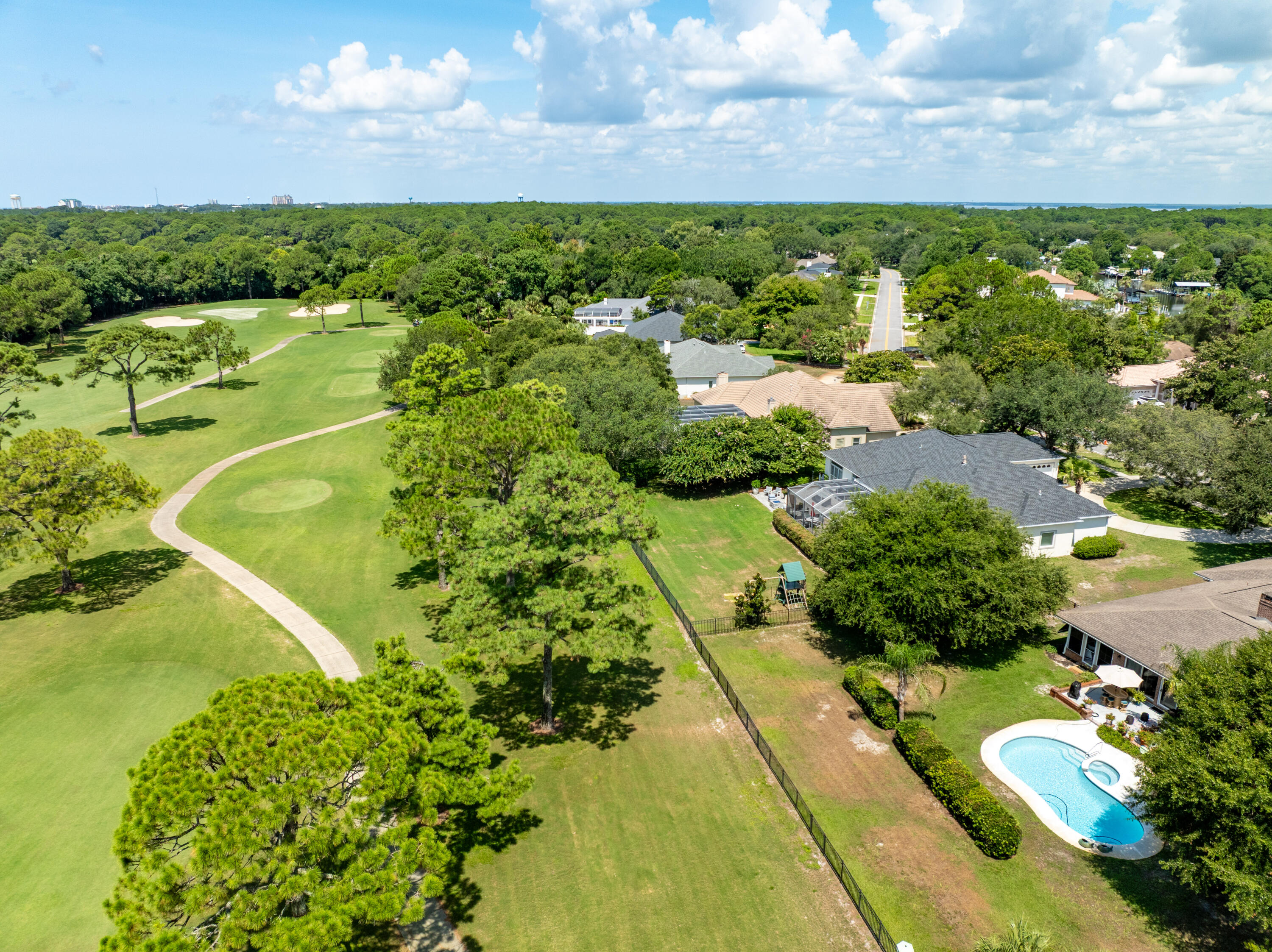 121 W Country Club Drive