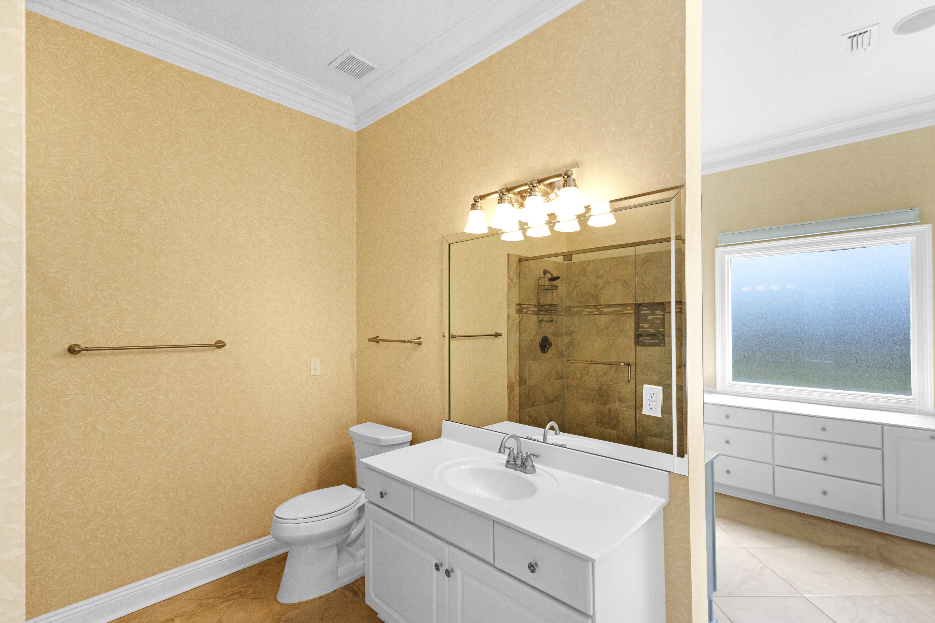 121 W Country Club Drive