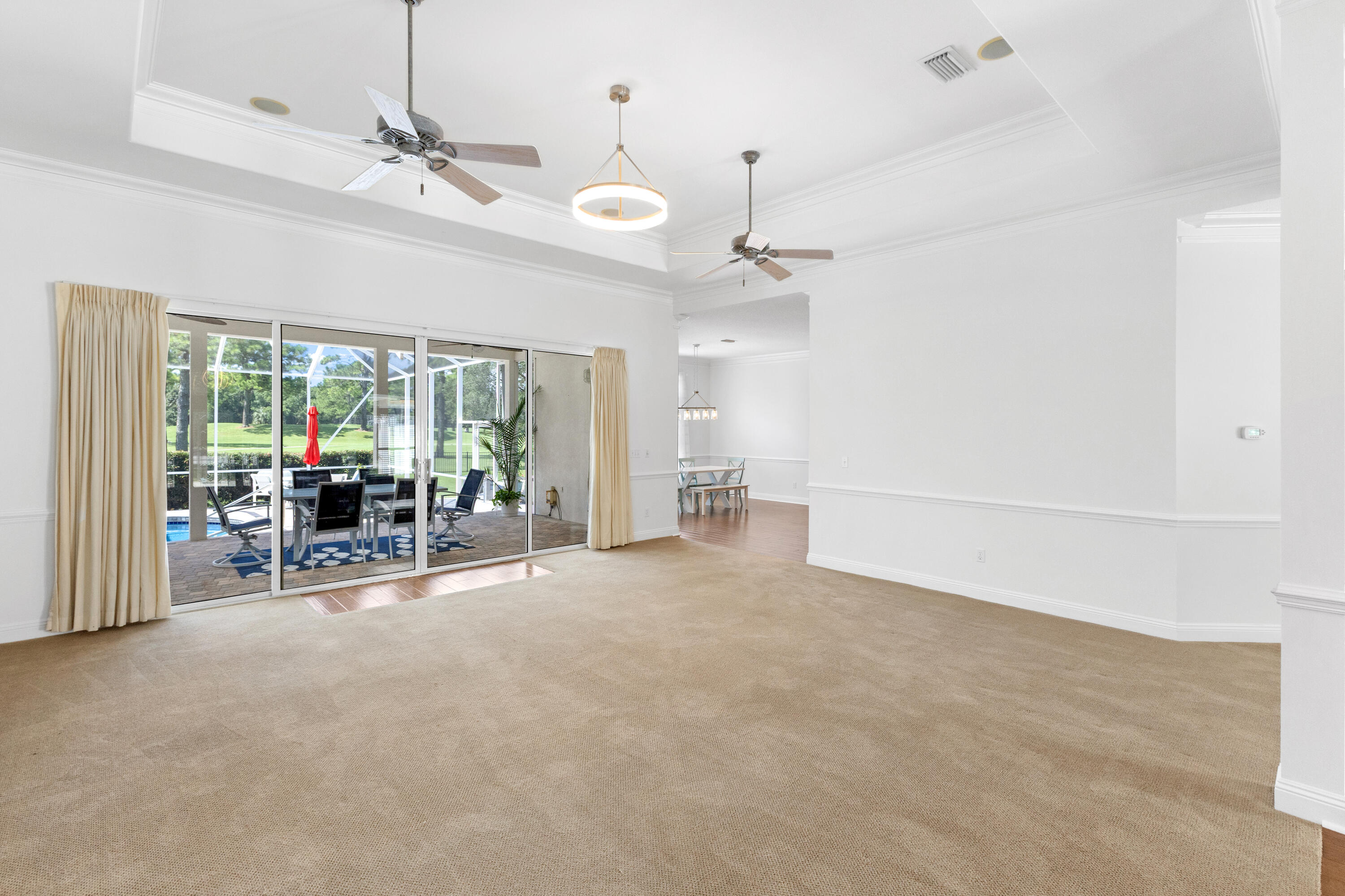 121 W Country Club Drive