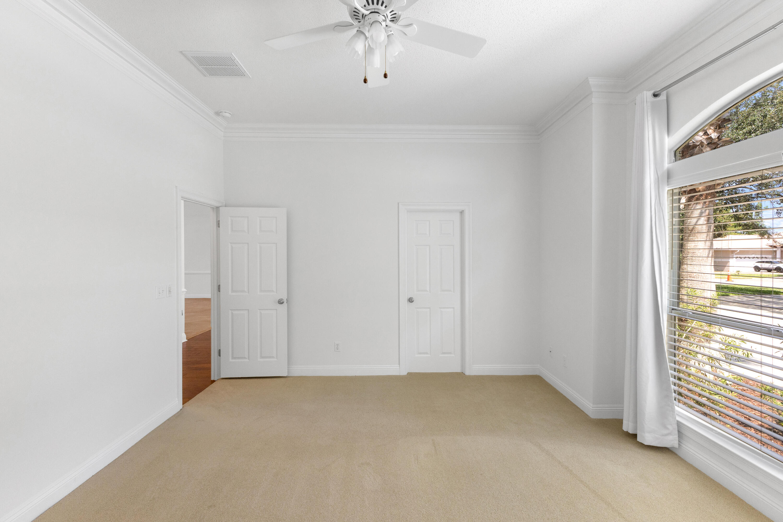 121 W Country Club Drive