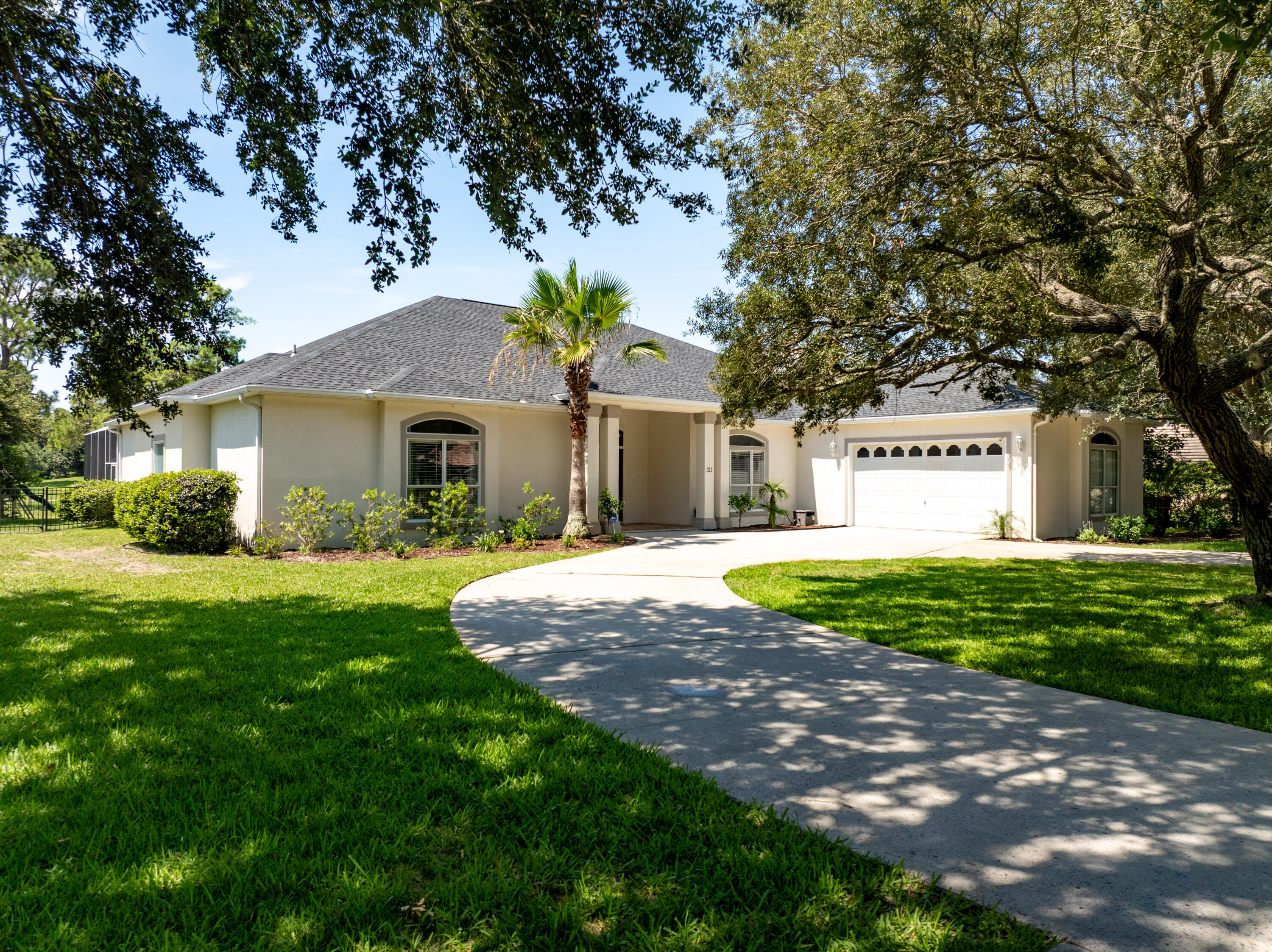 121 W Country Club Drive