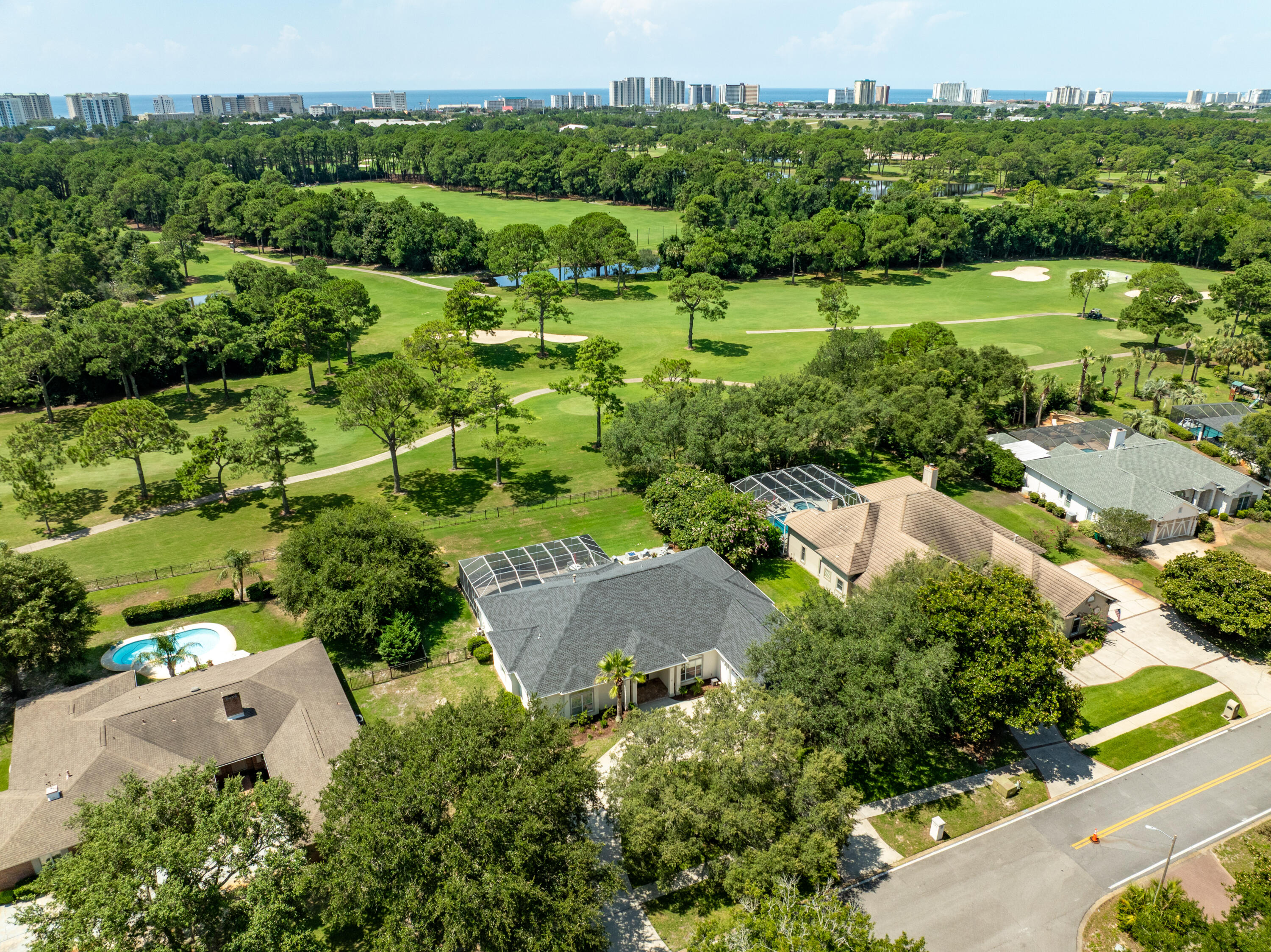 121 W Country Club Drive