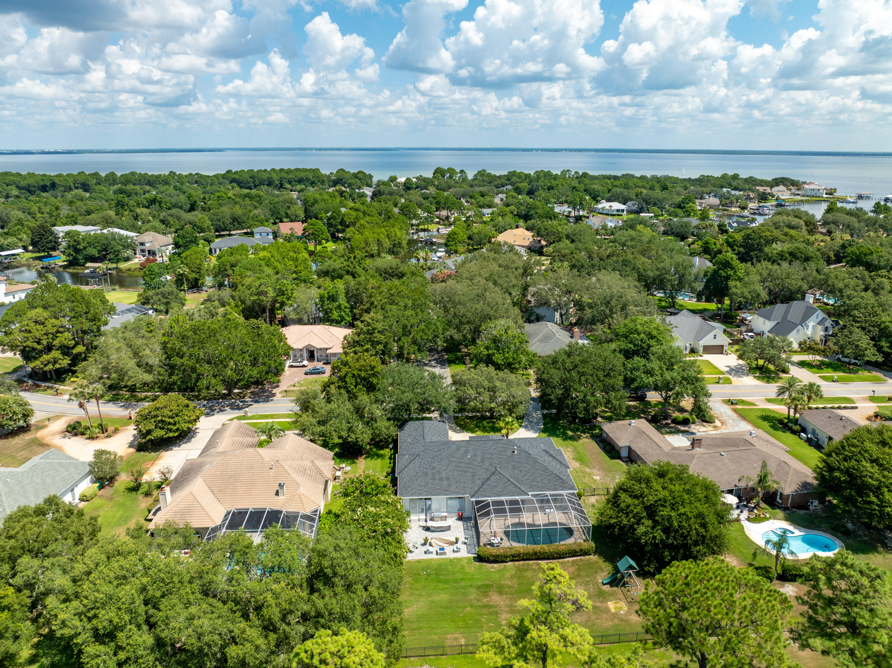 121 W Country Club Drive