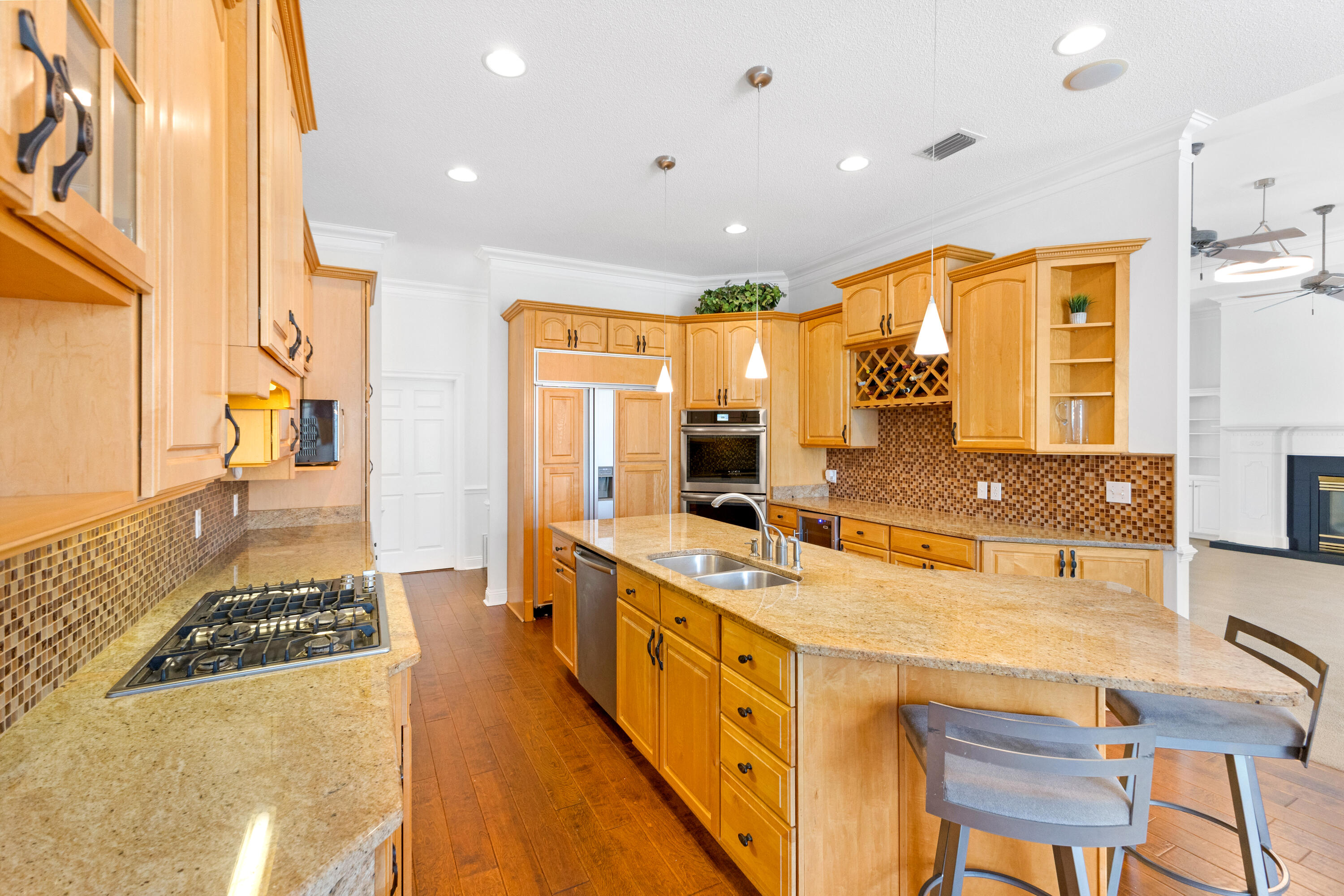 121 W Country Club Drive