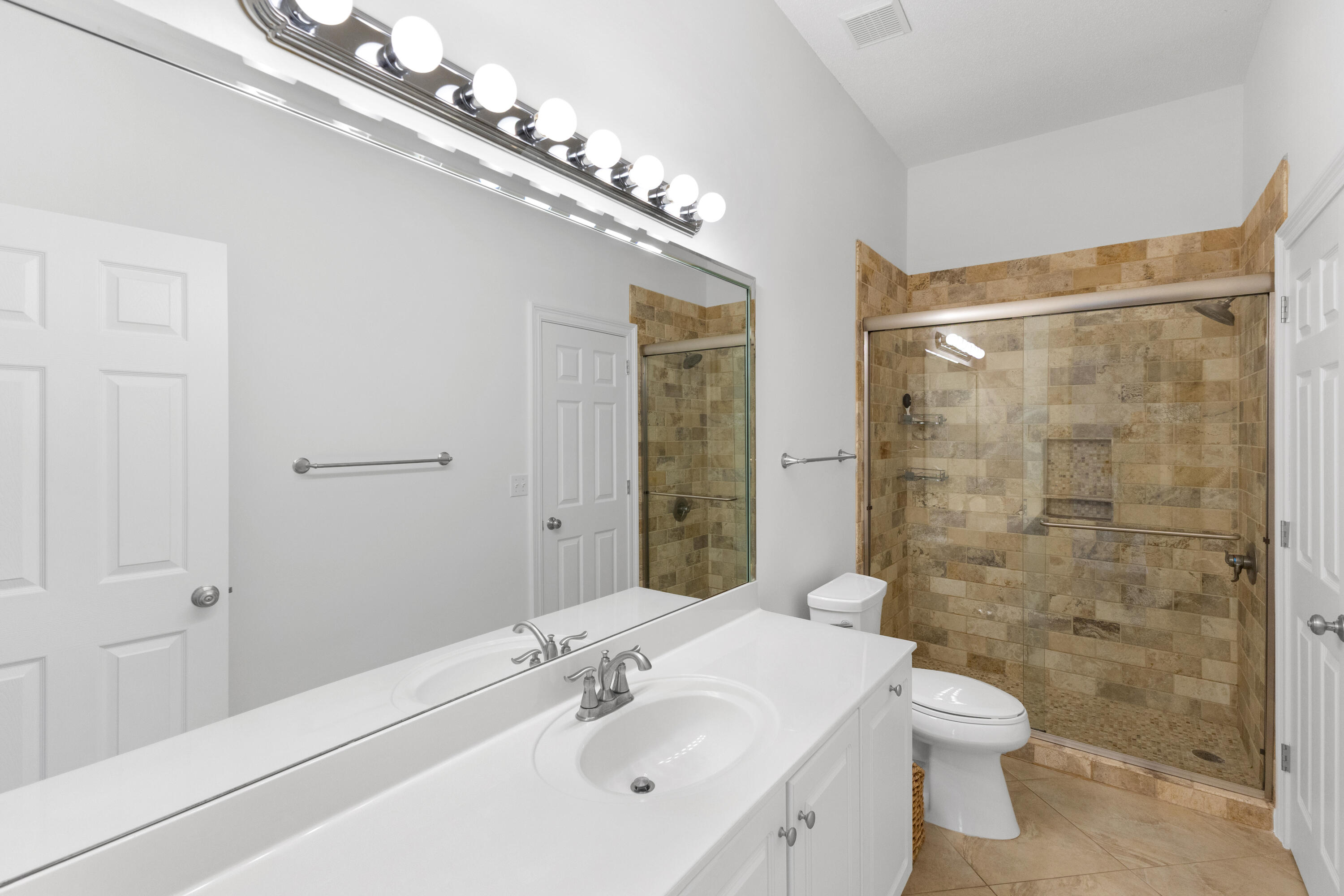 121 W Country Club Drive