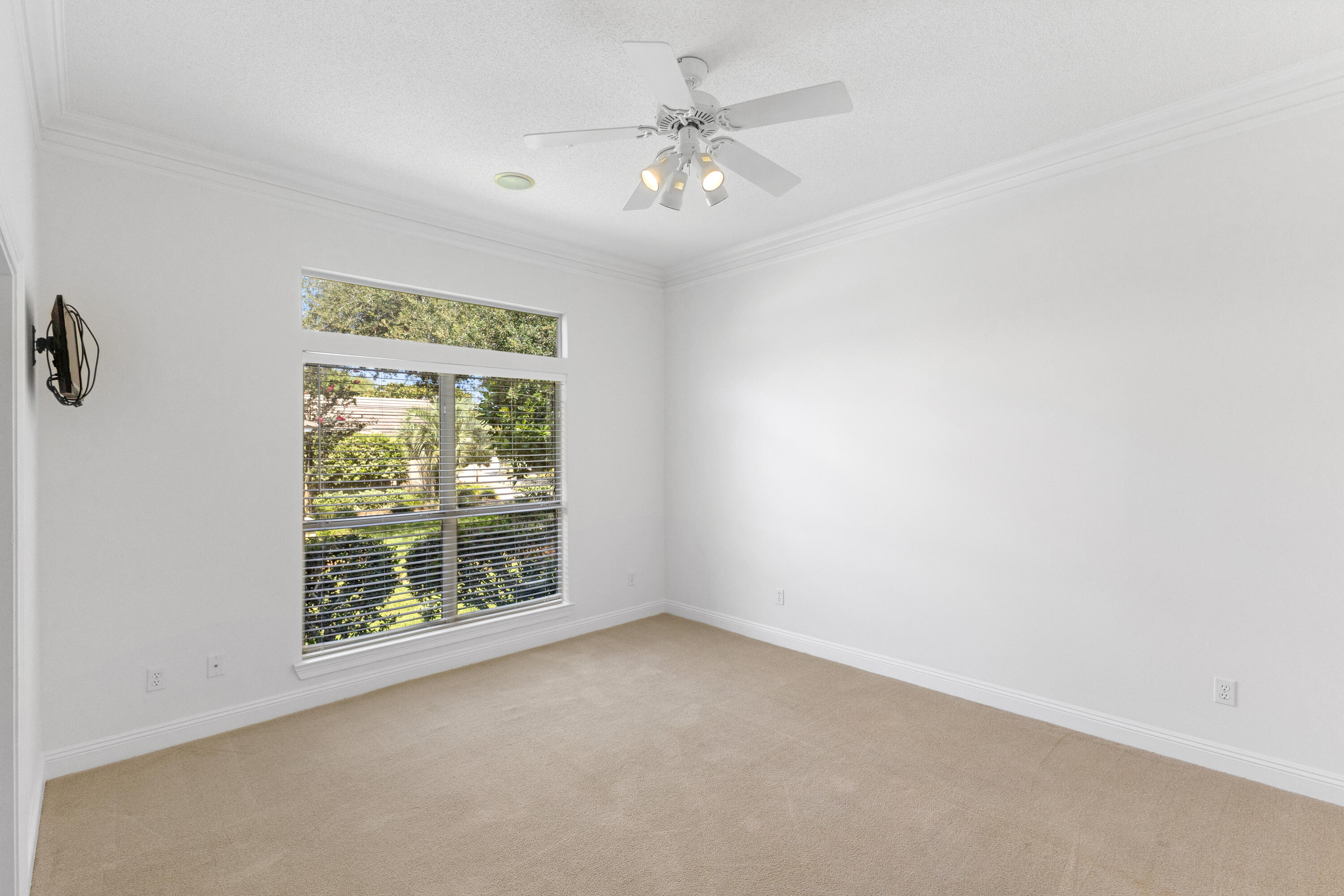 121 W Country Club Drive