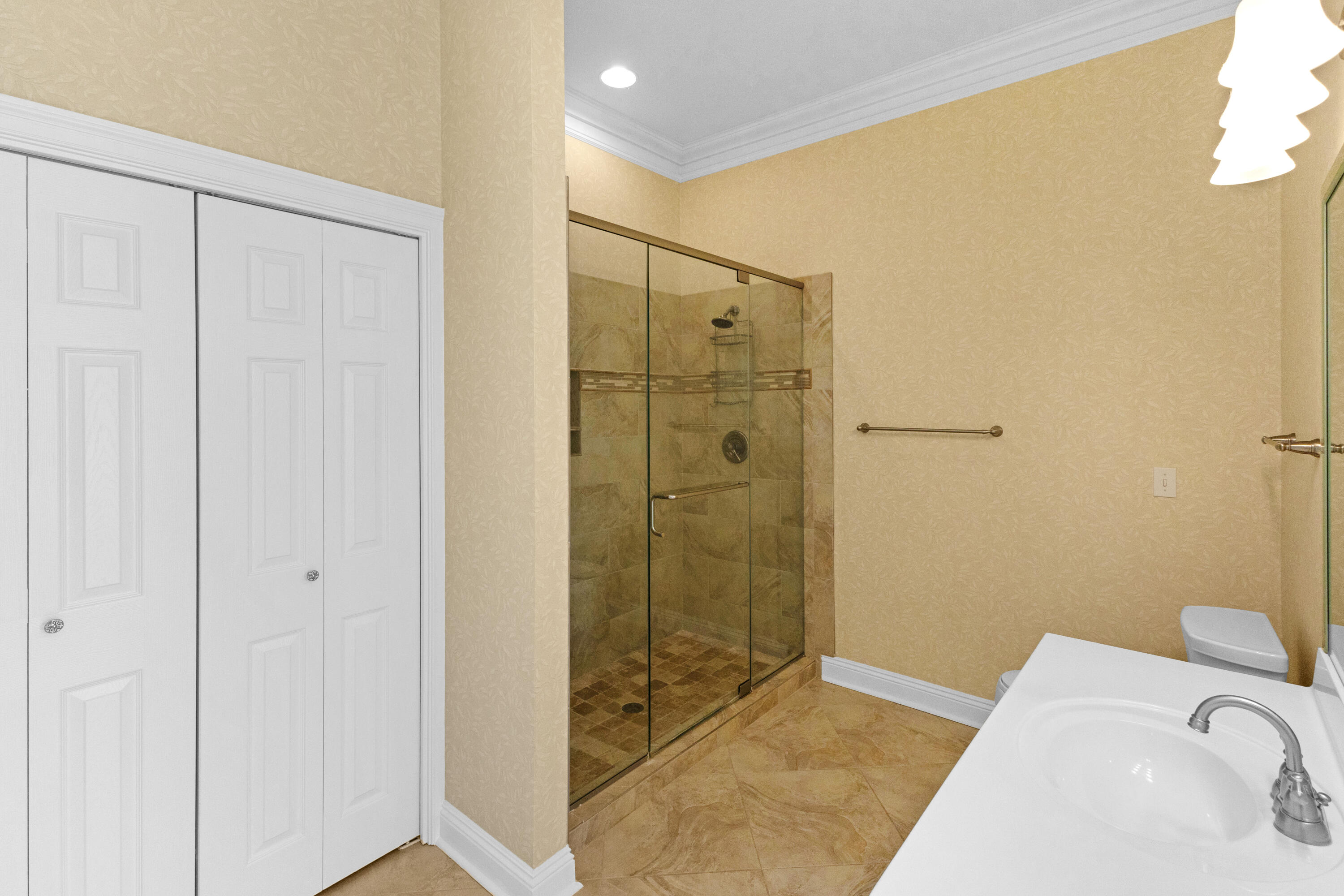 121 W Country Club Drive