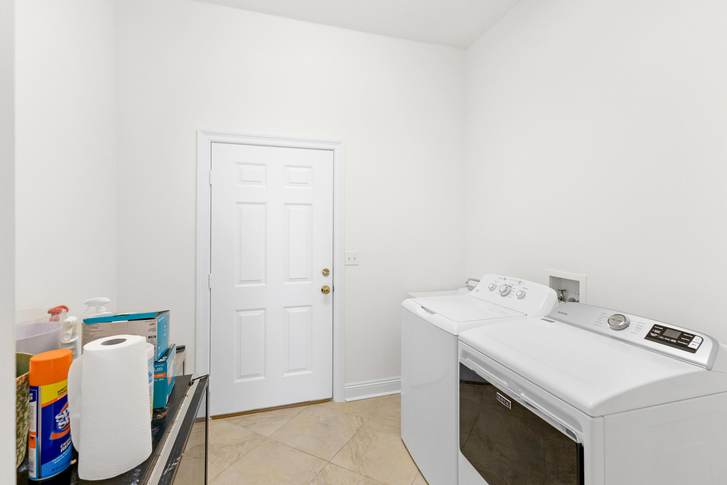 121 W Country Club Drive