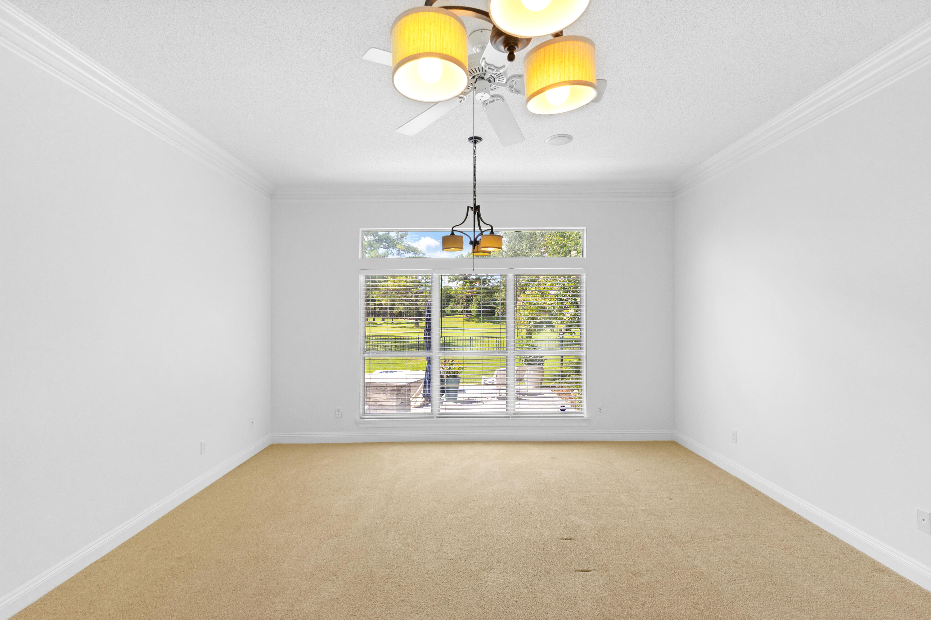 121 W Country Club Drive