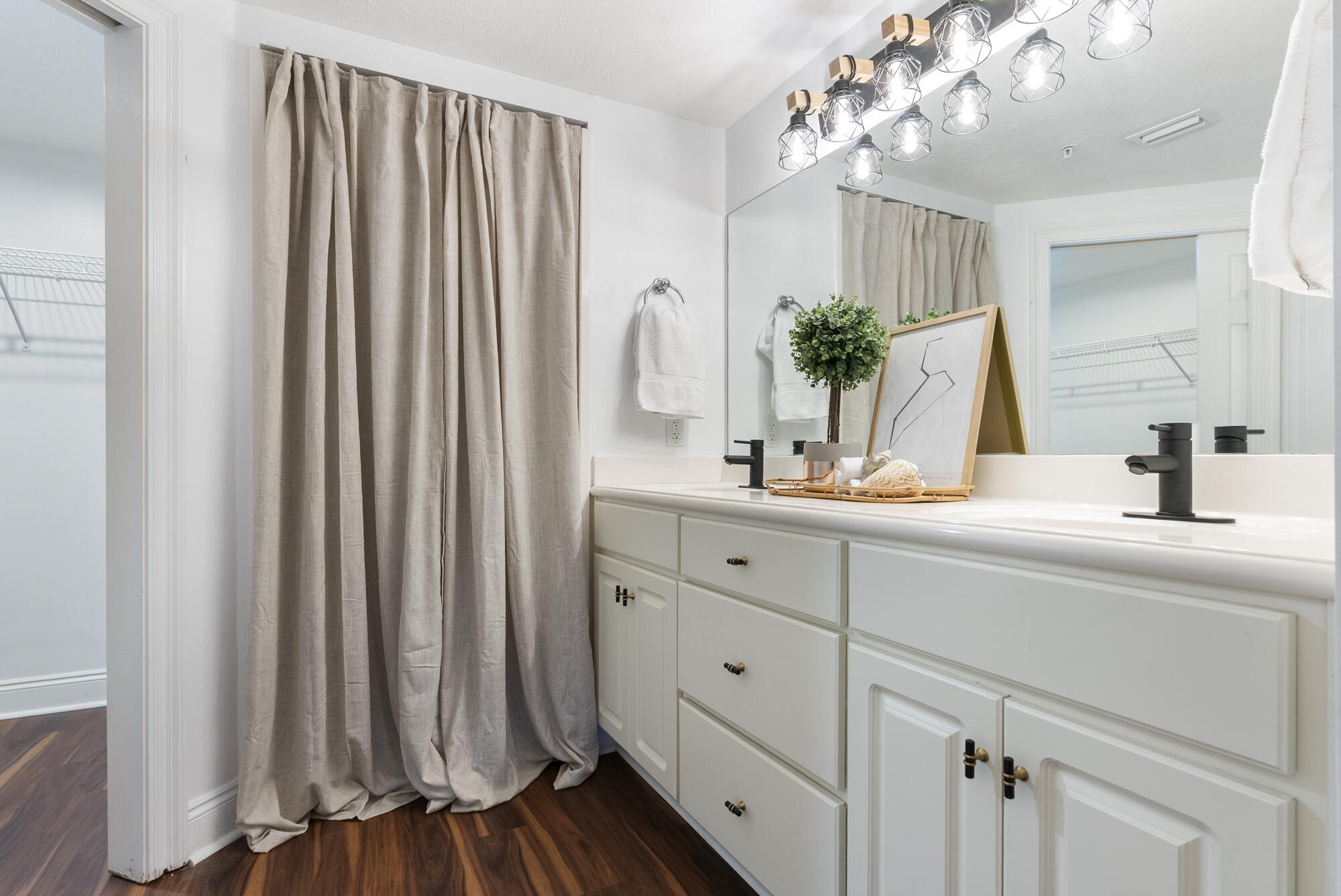 5004 Thomas Drive, UNIT 209