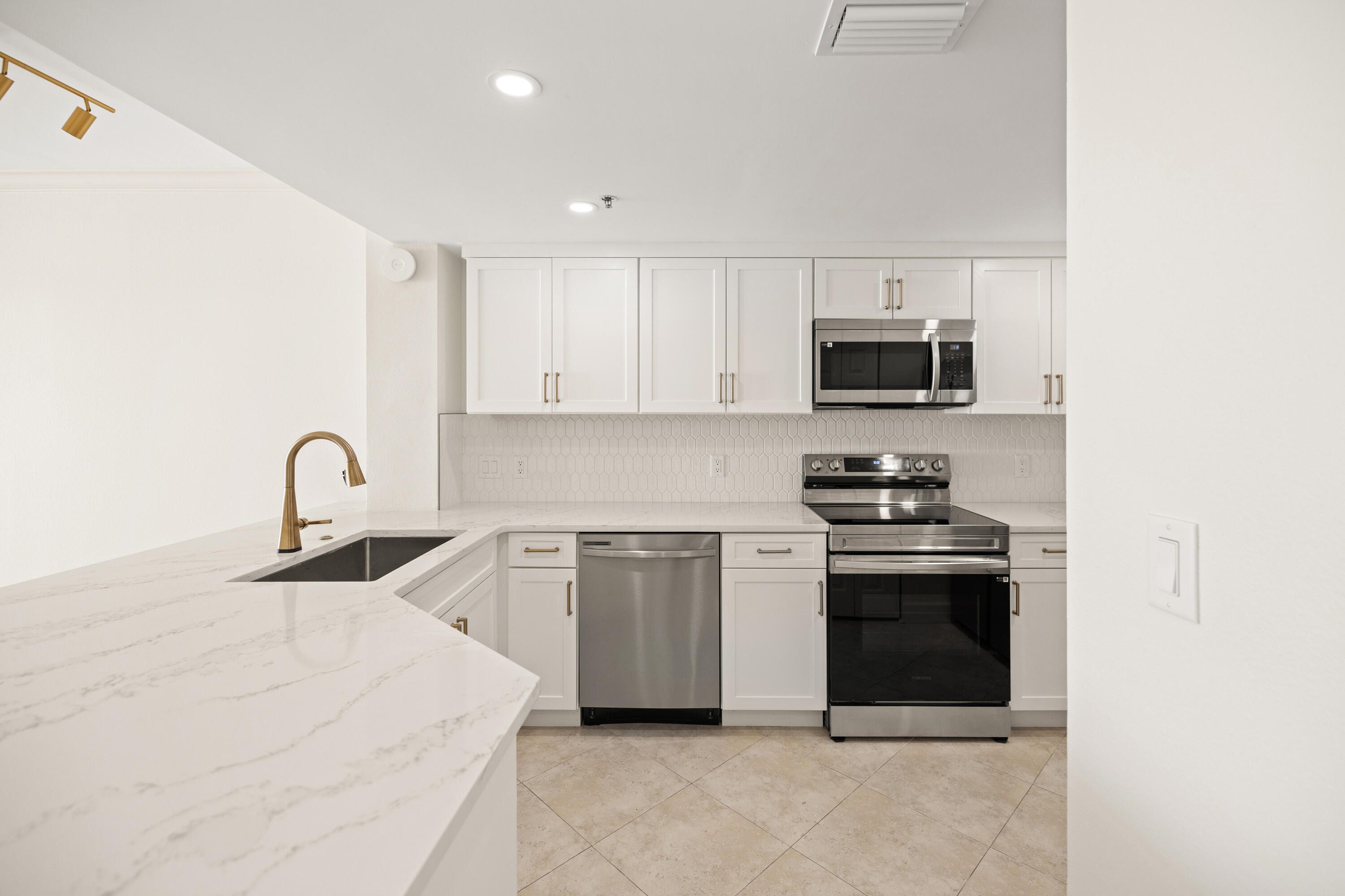 1018 US-98, UNIT 340