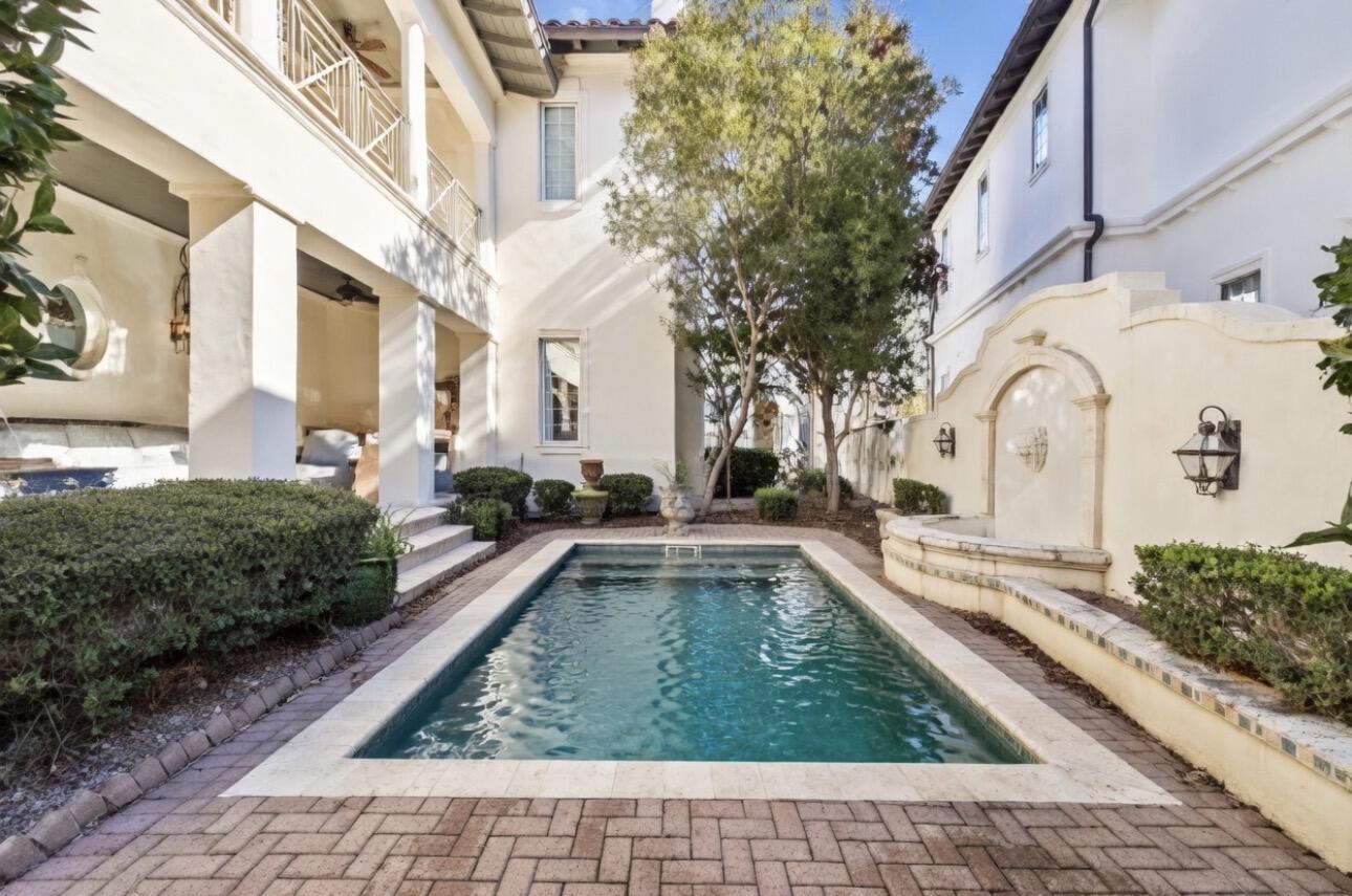 152 White Cliffs Boulevard