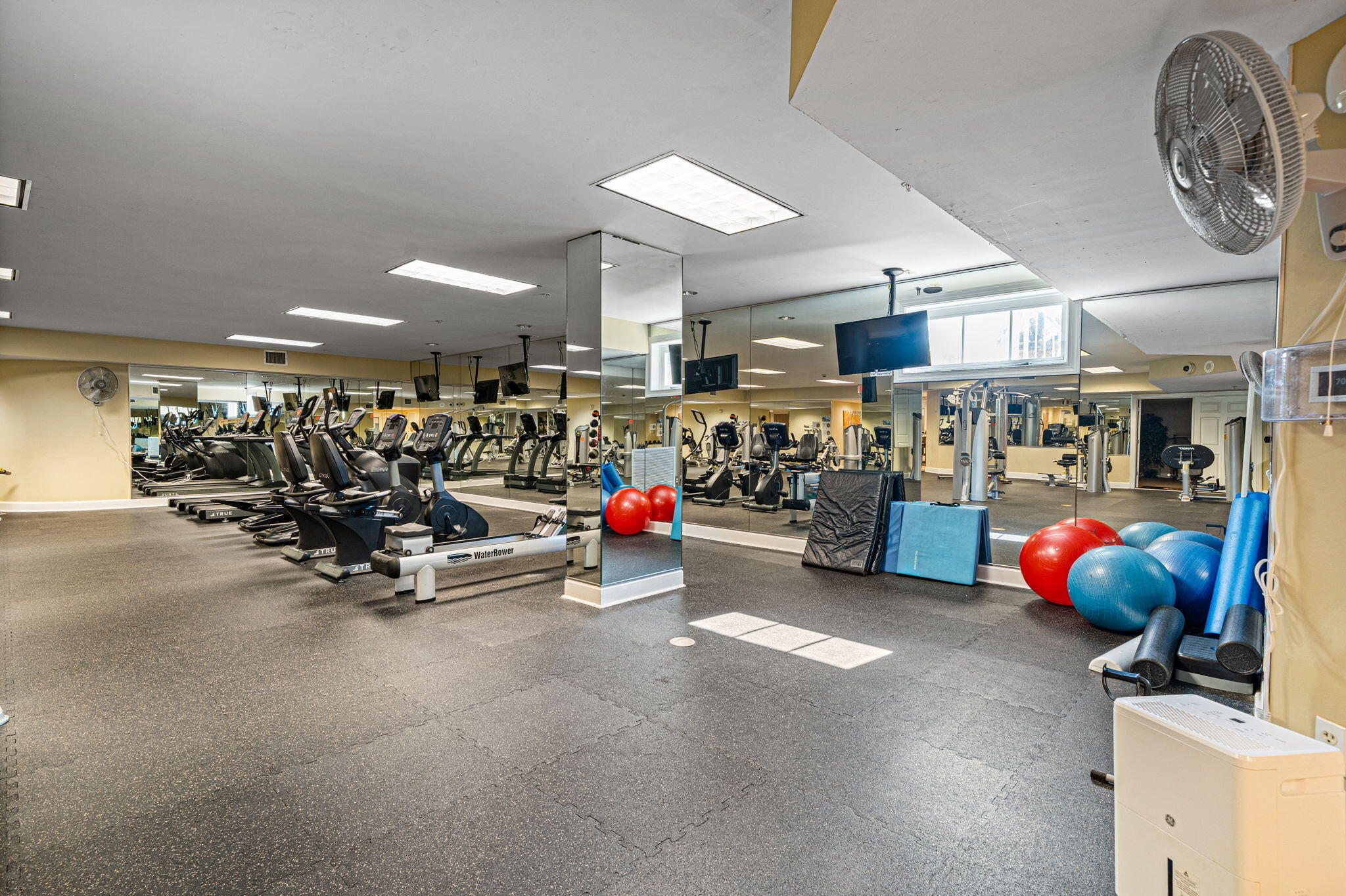 1653 W County Highway 30A 1101