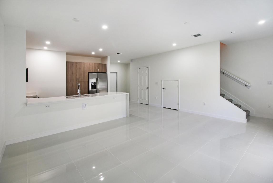 1285 Crystal Way 102b