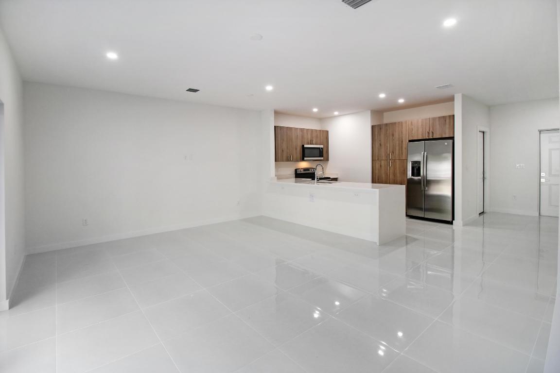 1285 Crystal Way 102b